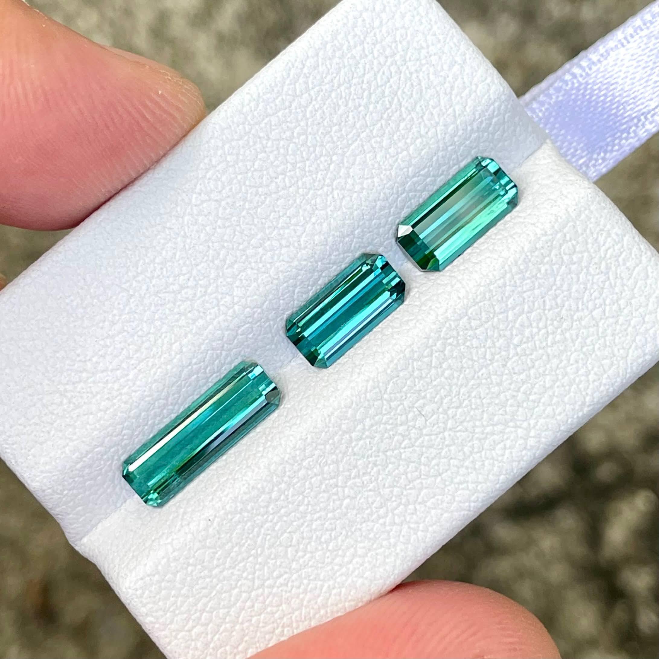 Taglio smeraldo Set di 3 pezzi di tormalina indicolite taglio smeraldo gemme naturali afgane in vendita