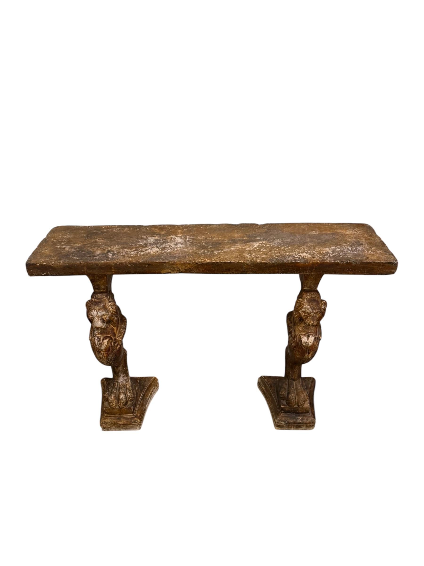 Cette étonnante console composée de 3 pièces en ciment à pattes de lion allie un design audacieux à une élégance intemporelle. Fabriquée en ciment durable, la console est soutenue par des pieds de lion aux détails complexes, ajoutant une touche