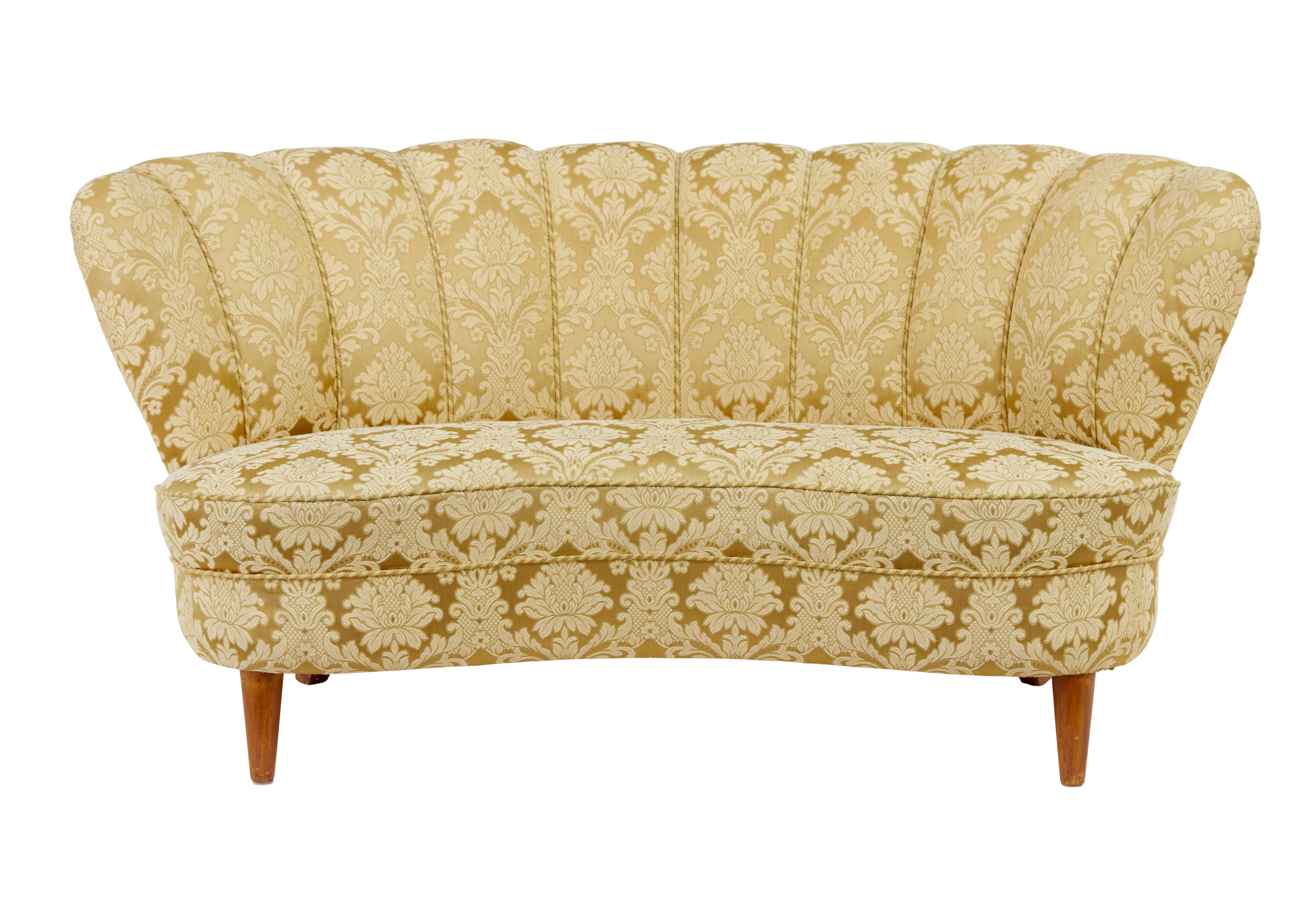 Ensemble de salon 3 pièces à dos de coquillage du milieu du 20e siècle, vers 1950.

Elegant salon qui donne à tout intérieur un air d'hôtel et qui s'inscrit dans le style art déco. Assise concave avec dossier en coquille, avec passepoil.  Tissu doré