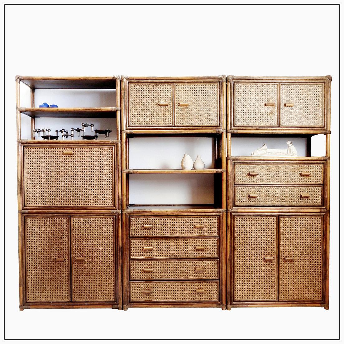 Libreria a ripiani in rattan
Vintage - Decorazione - Home Decor
Bellissimo scaffale multifunzionale a 3 pezzi degli anni '70
Misure: 230x40cm H. 180cm 
Materiali : Bambù - Canna - Wood 
