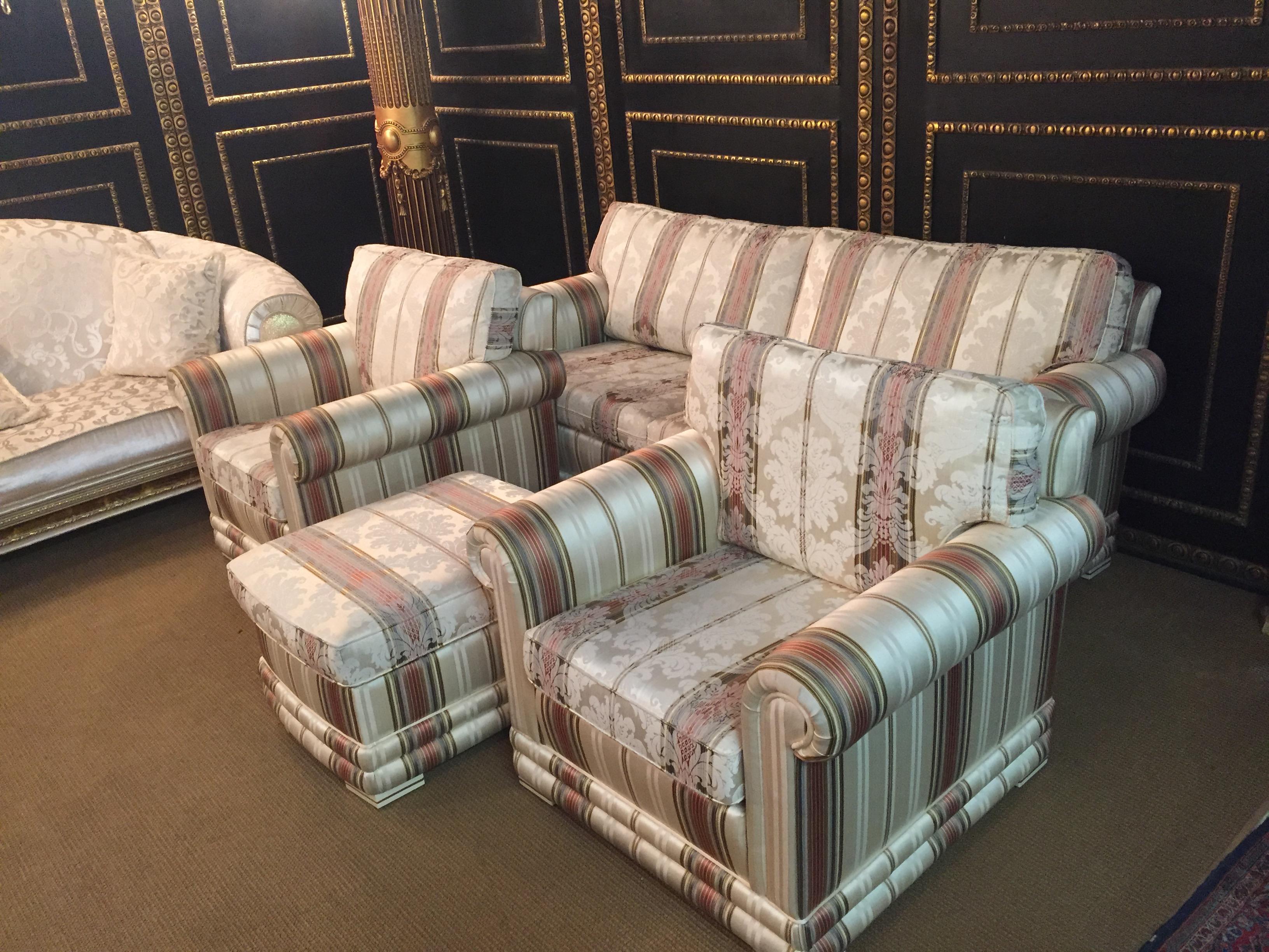 Very beautiful and noble set in Biedermeier style.

The set is covered with 2 different satin fabrics.
The armchairs have metal castor.
