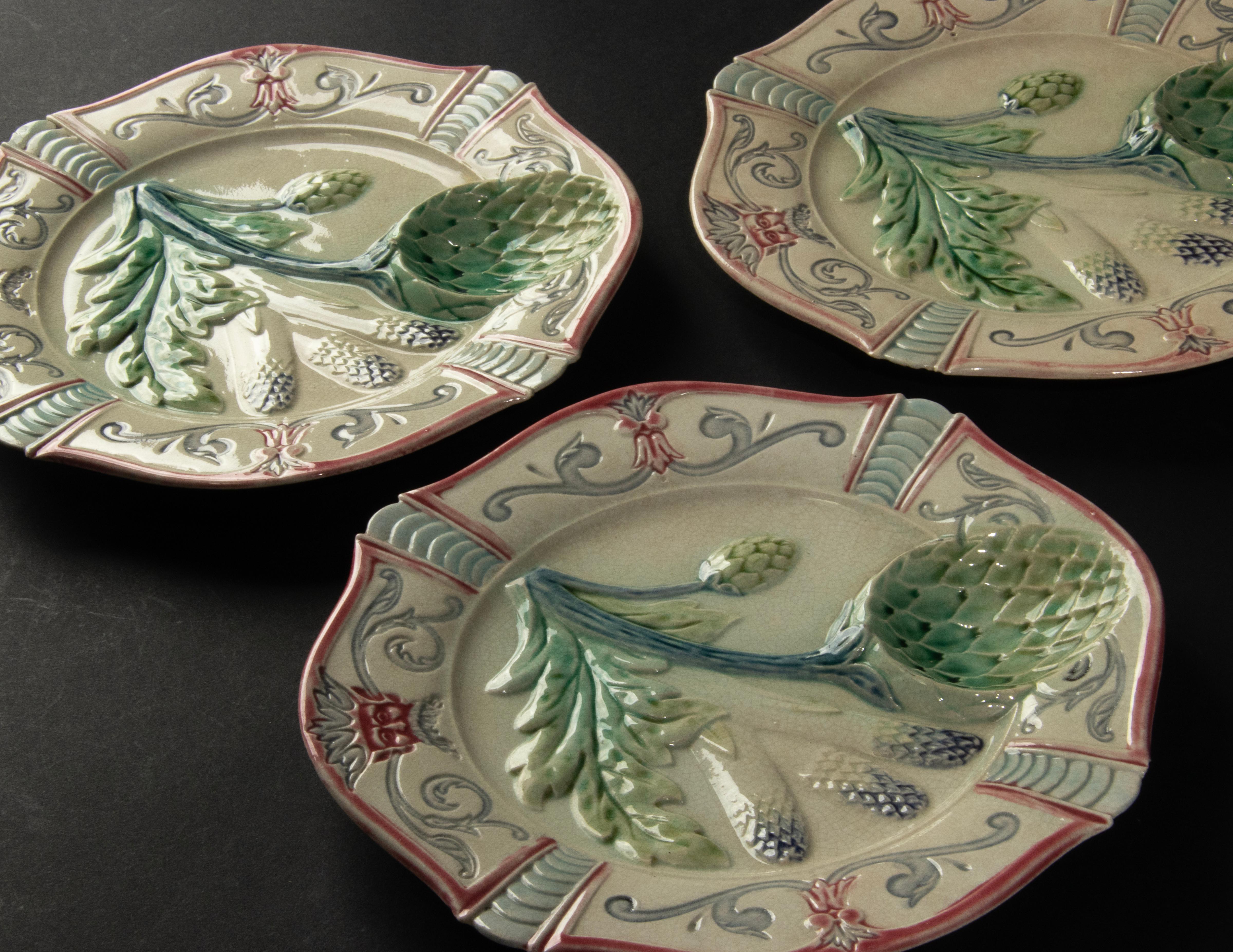 Ensemble de 3 pièces d'assiettes à artichauts en majolique du 19ème siècle en vente 6