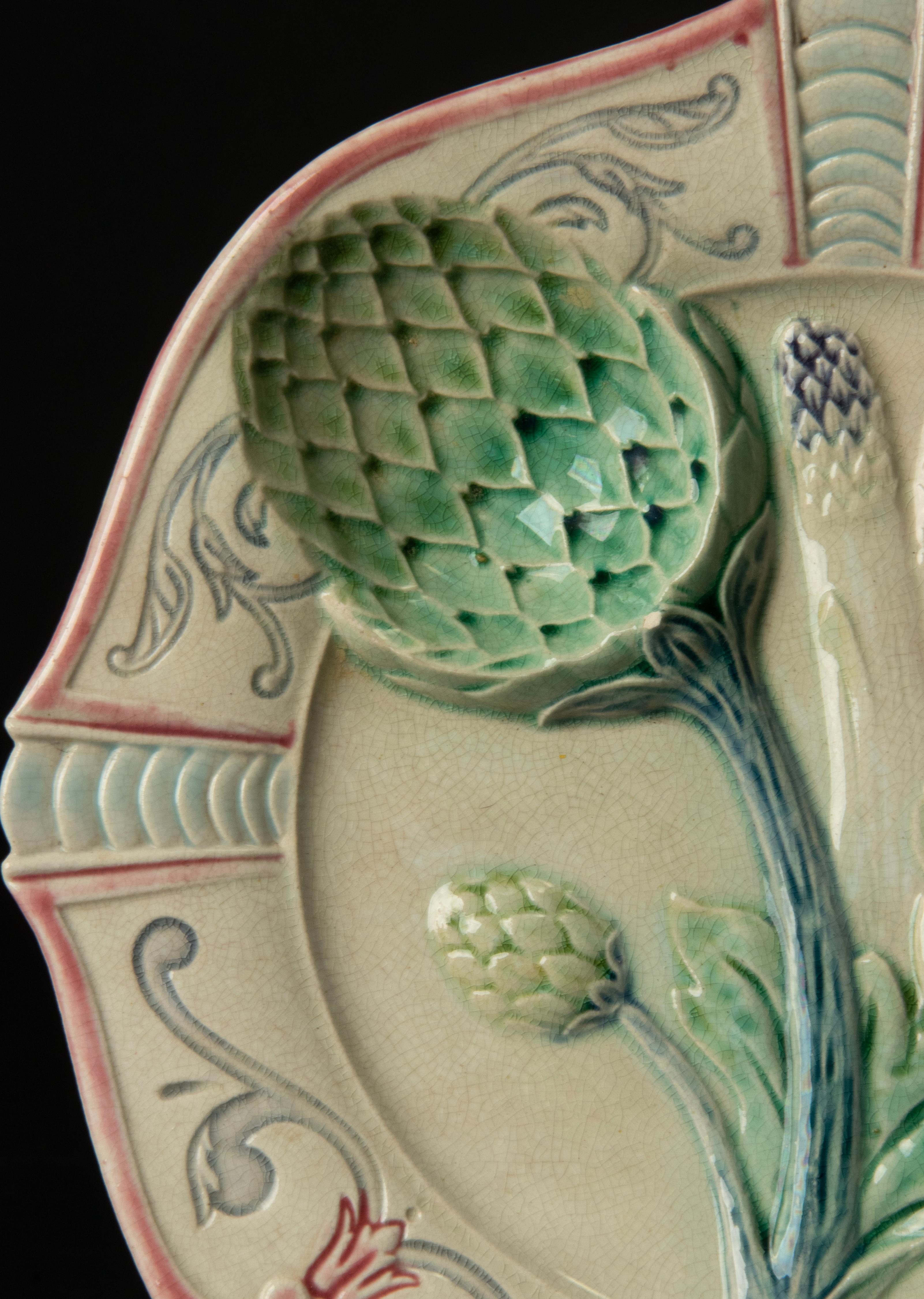 Ensemble de 3 pièces d'assiettes à artichauts en majolique du 19ème siècle en vente 7