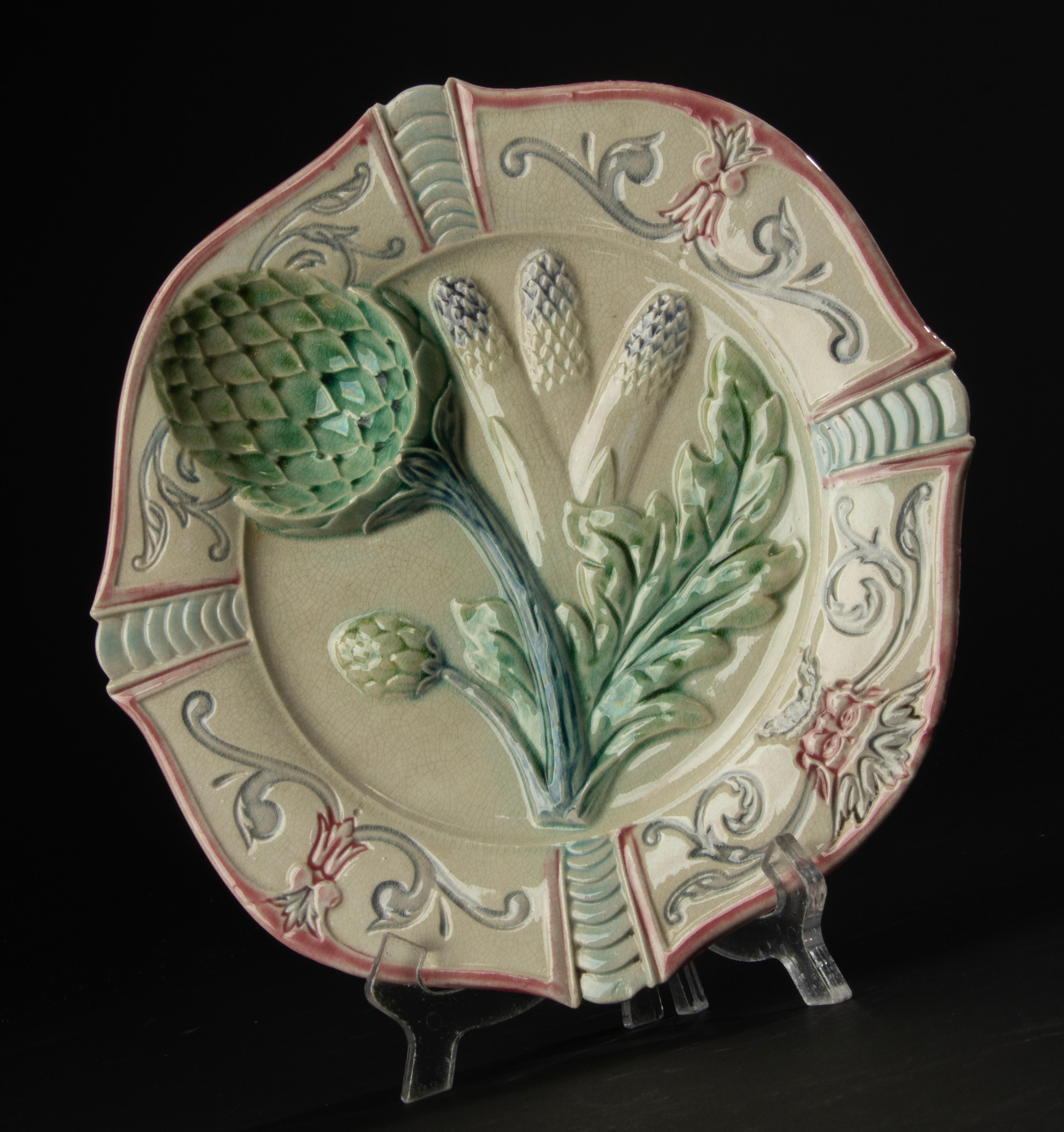 Ensemble de 3 pièces d'assiettes à artichauts en majolique du 19ème siècle en vente 8