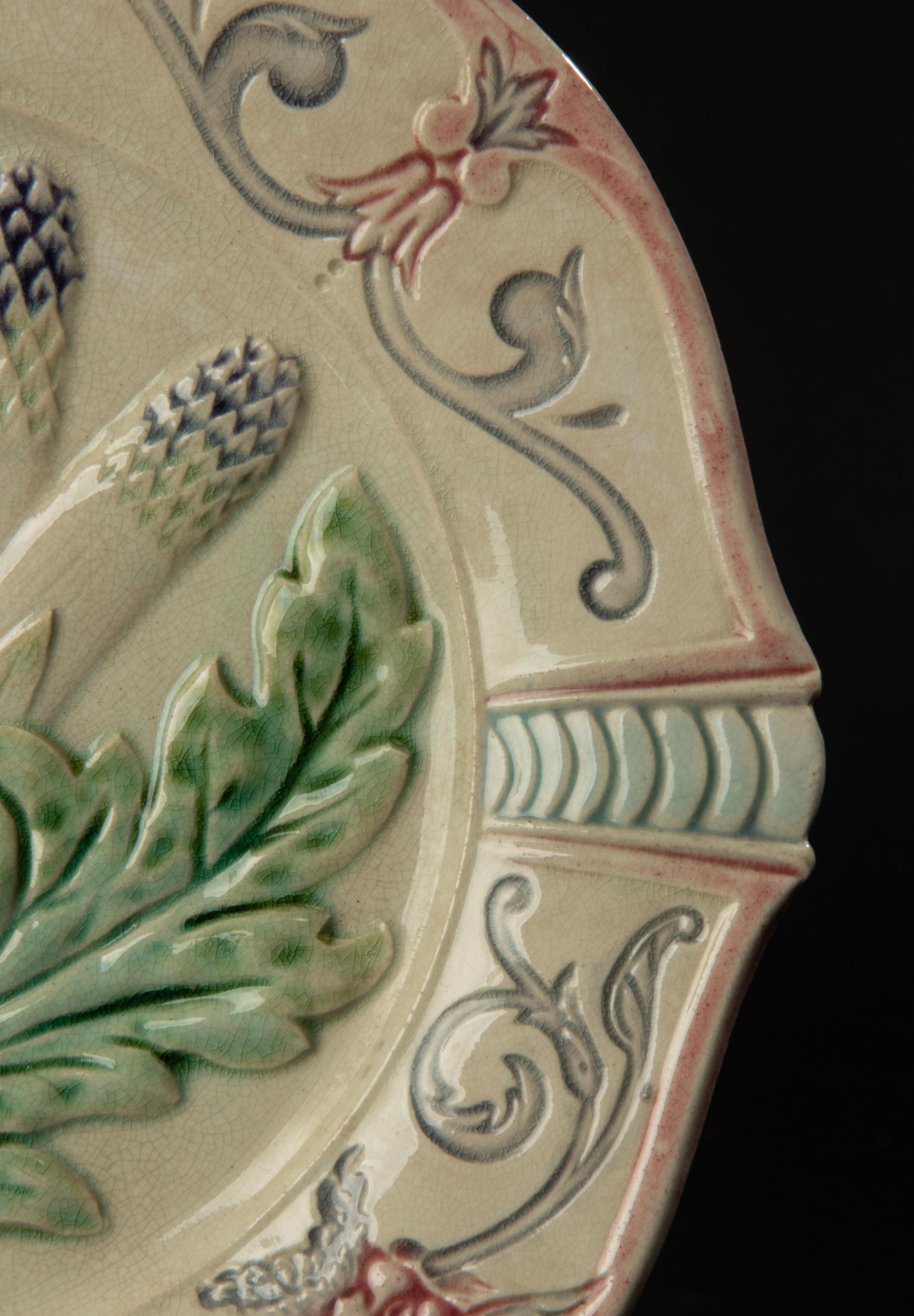 Ensemble de 3 pièces d'assiettes à artichauts en majolique du 19ème siècle en vente 11