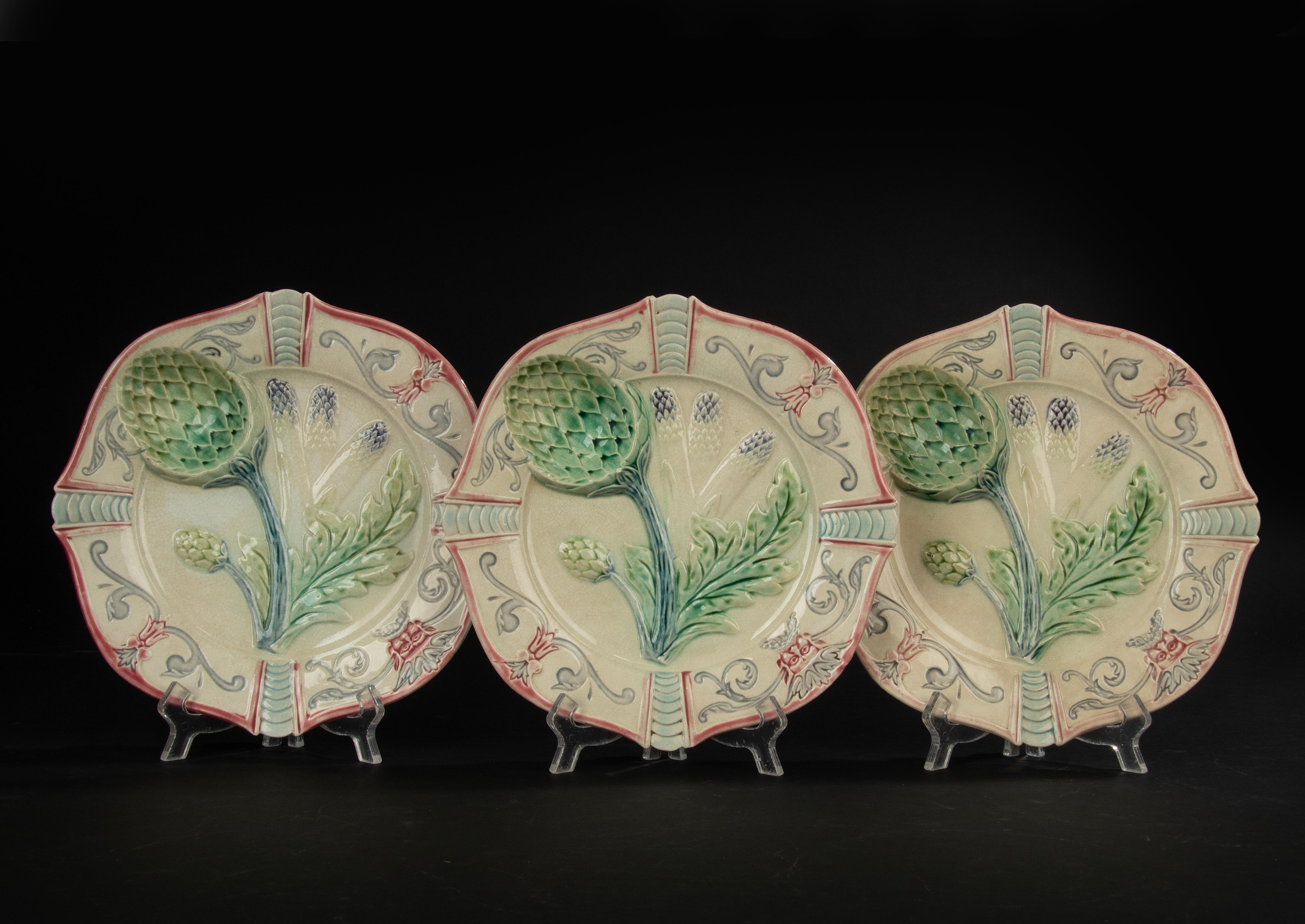 A nice set of 3 Ceramic majolica plates. The plates have beautiful decorations with artichoke and asparagus. The plates are marked, but the mark is not know. It might be Kueller and Guérin. 
The plates are in good condition, there are some small