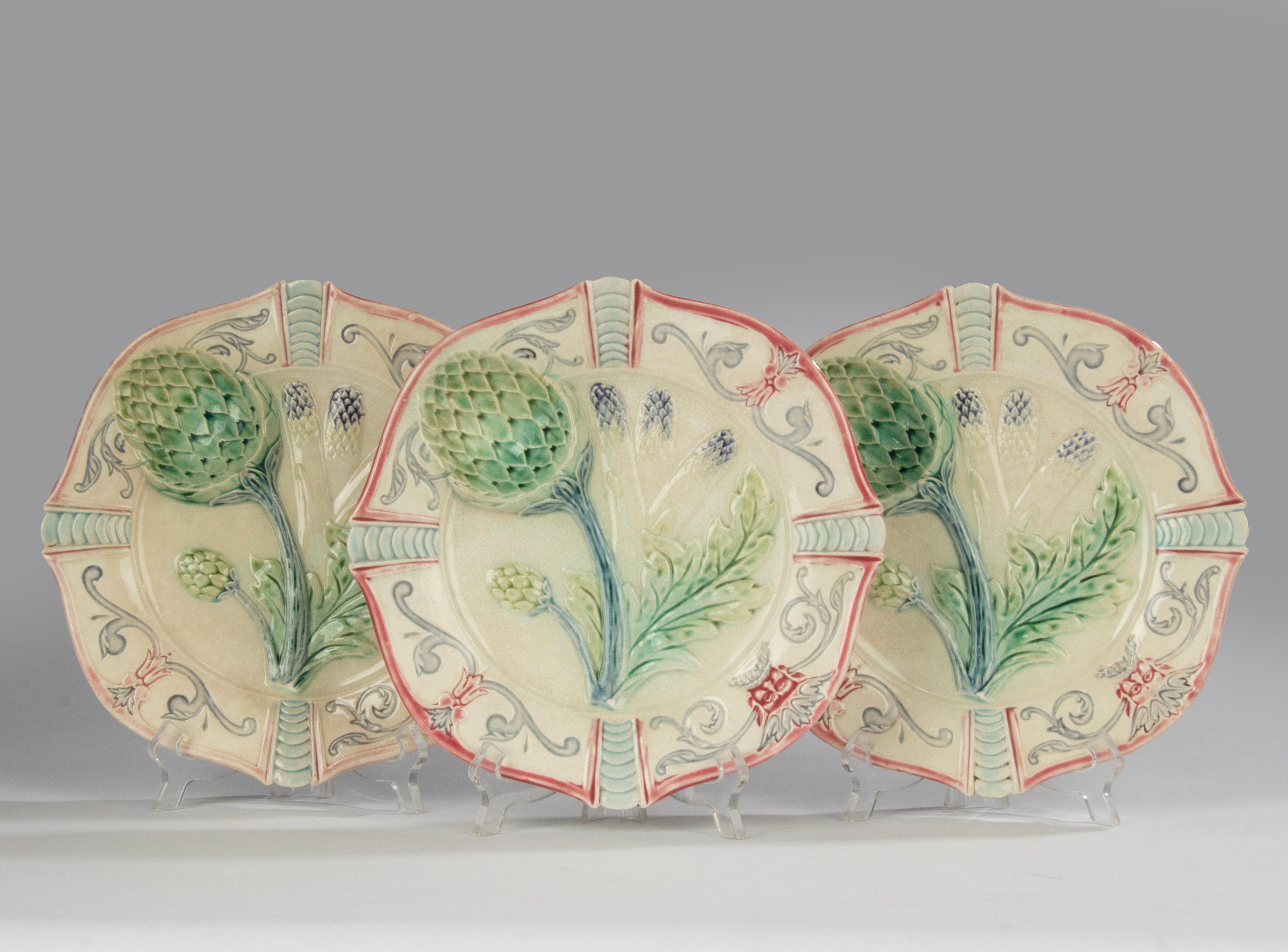 Belle Époque Ensemble de 3 pièces d'assiettes à artichauts en majolique du 19ème siècle en vente