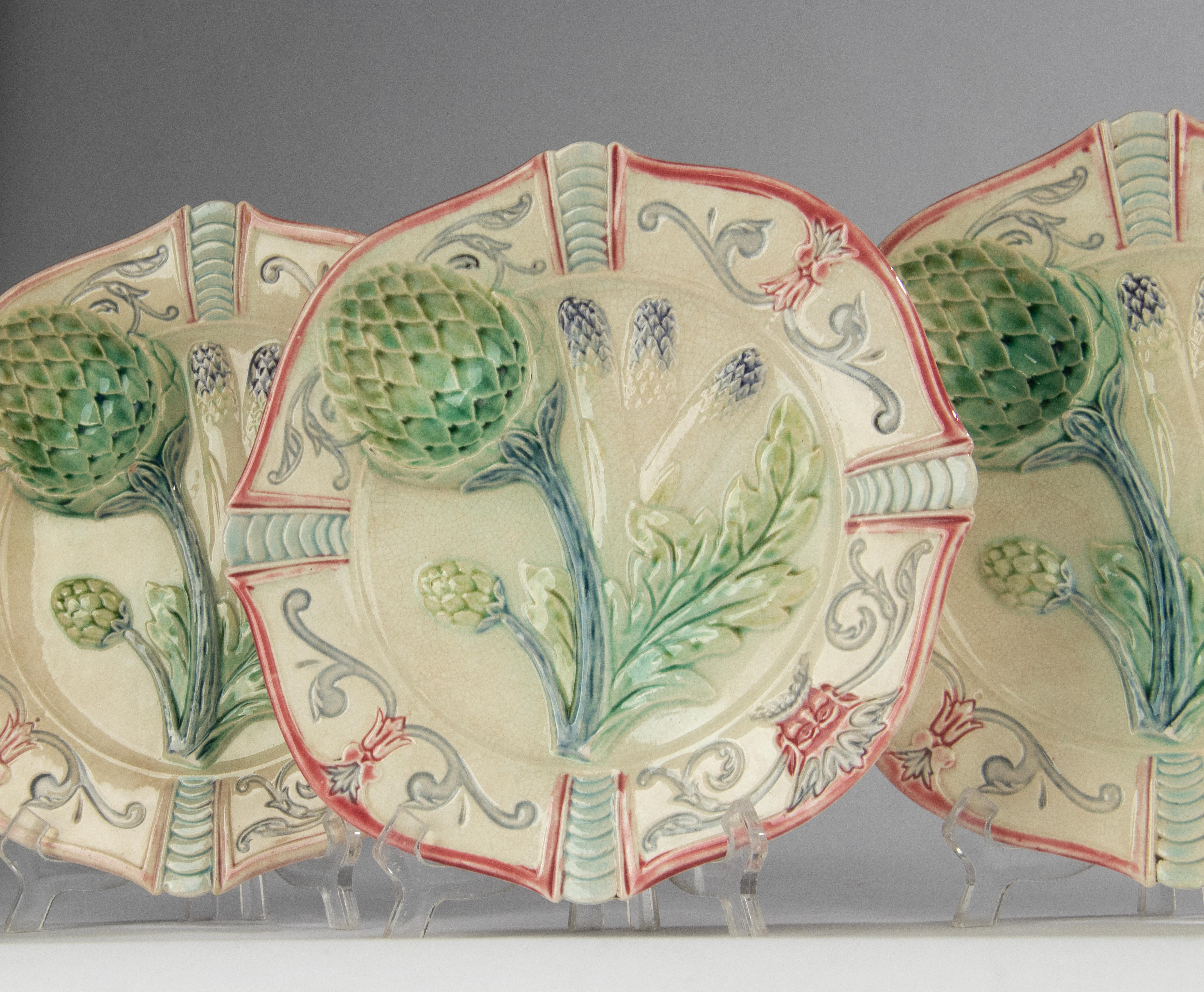 Hand-Crafted 3-Piece Set of 19th Century Majolica Artichoke Plates For Sale