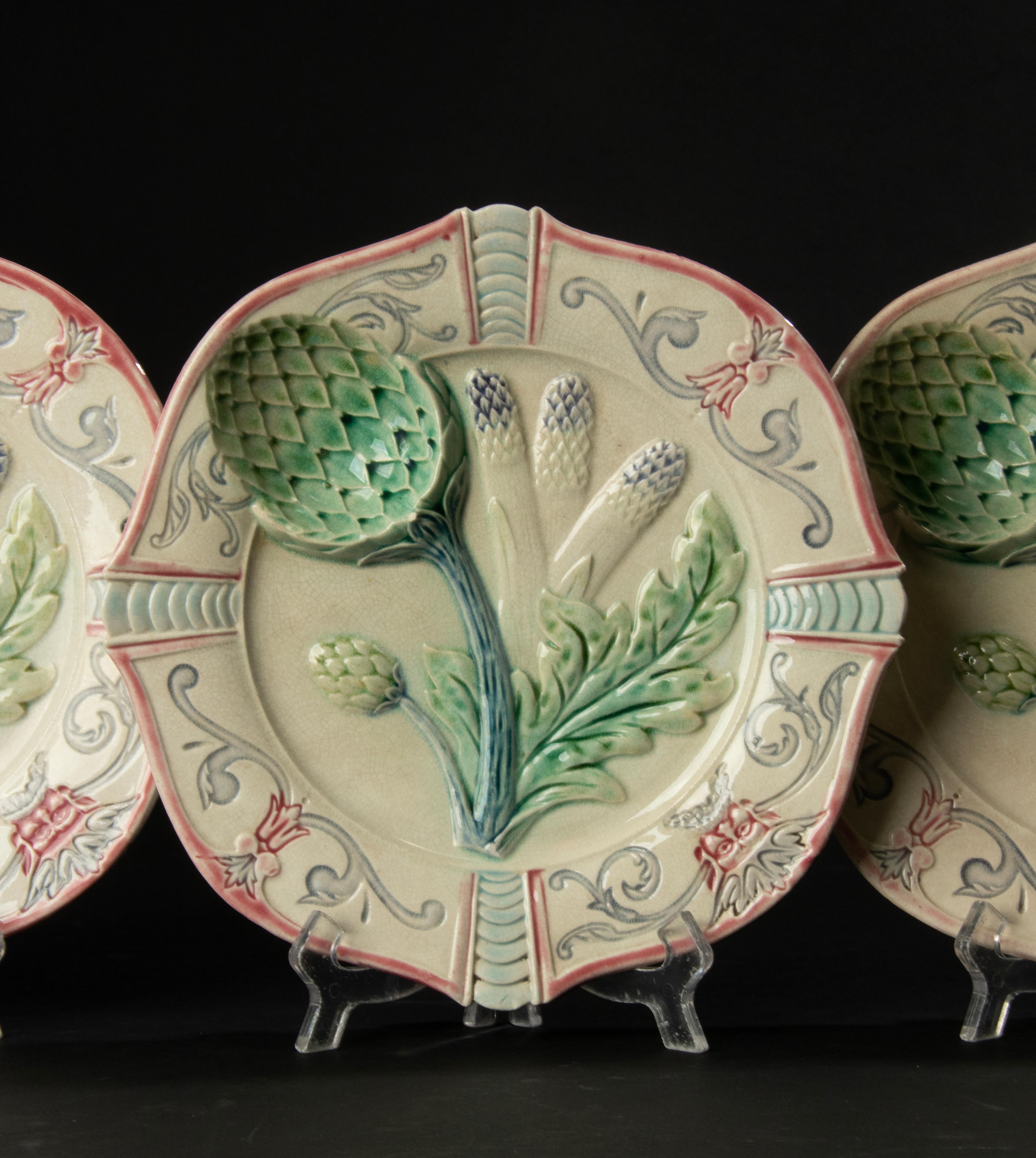 Ensemble de 3 pièces d'assiettes à artichauts en majolique du 19ème siècle Bon état - En vente à Casteren, Noord-Brabant