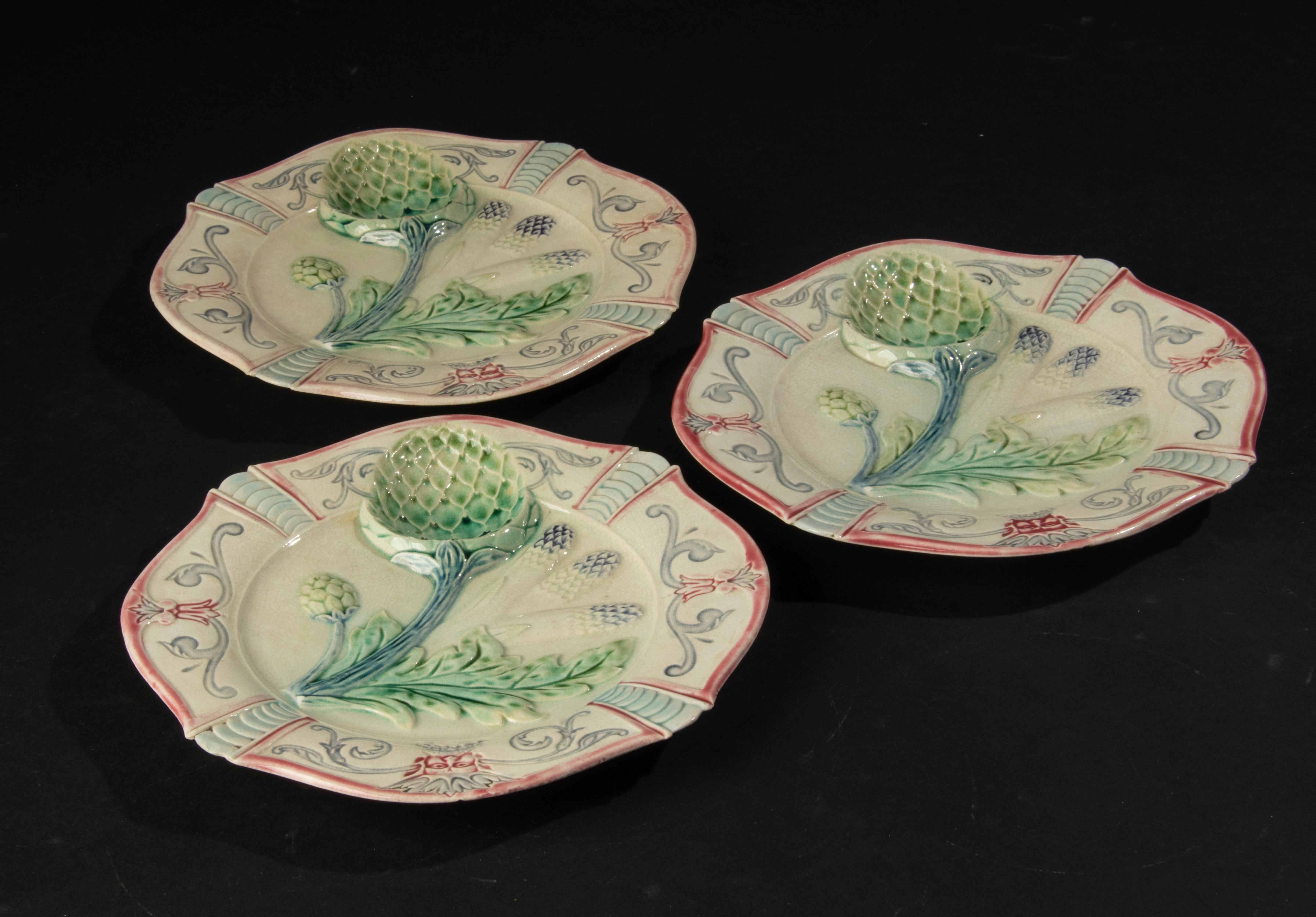 Céramique Ensemble de 3 pièces d'assiettes à artichauts en majolique du 19ème siècle en vente