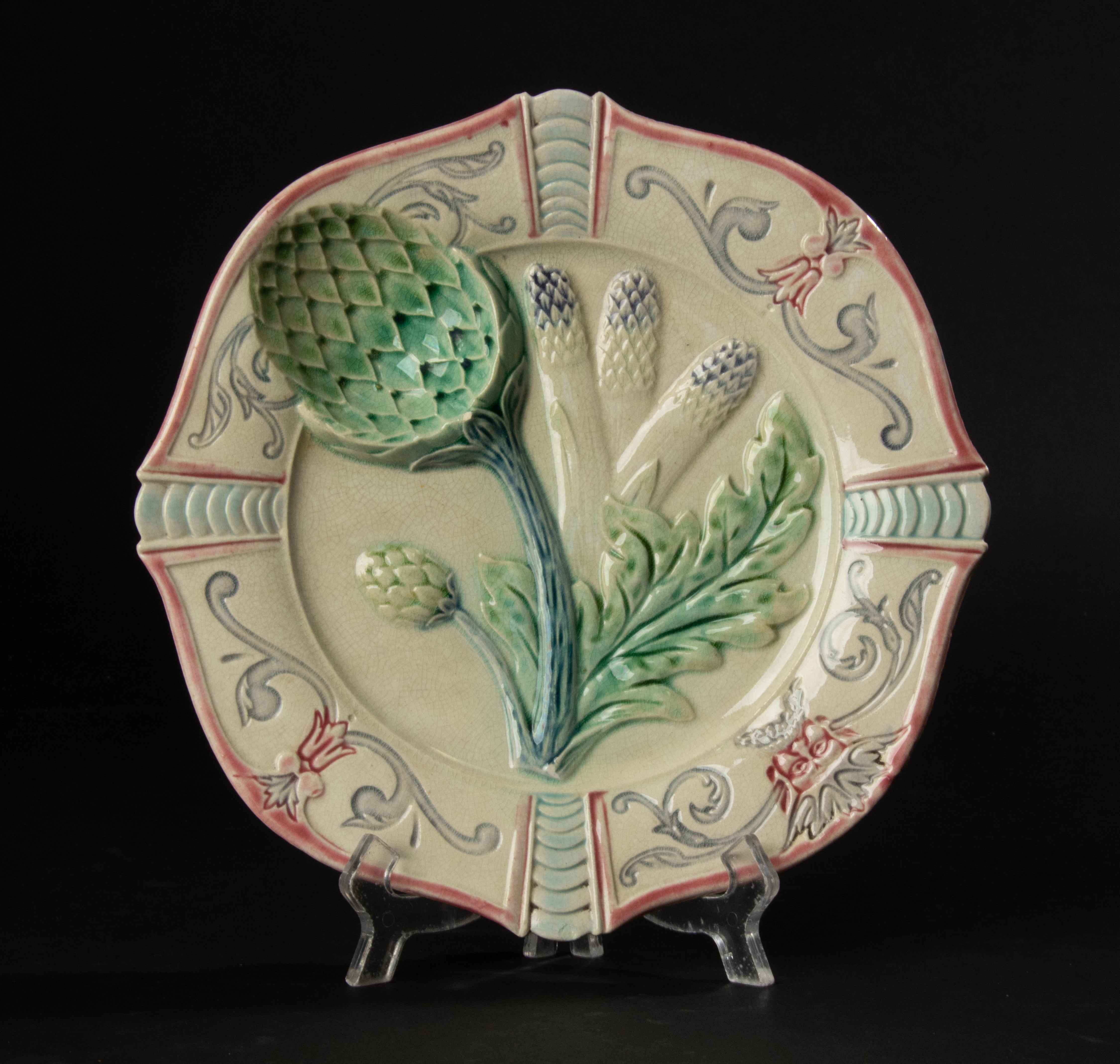 Ensemble de 3 pièces d'assiettes à artichauts en majolique du 19ème siècle en vente 2