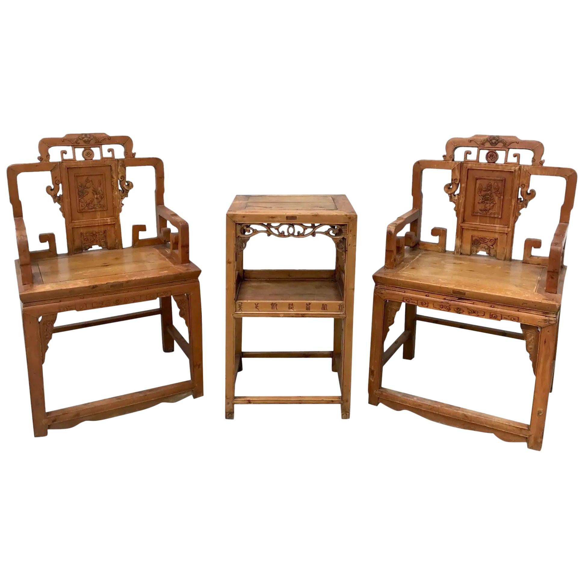 Ensemble de trois fauteuils et d'une table de la dynastie Qing en vente