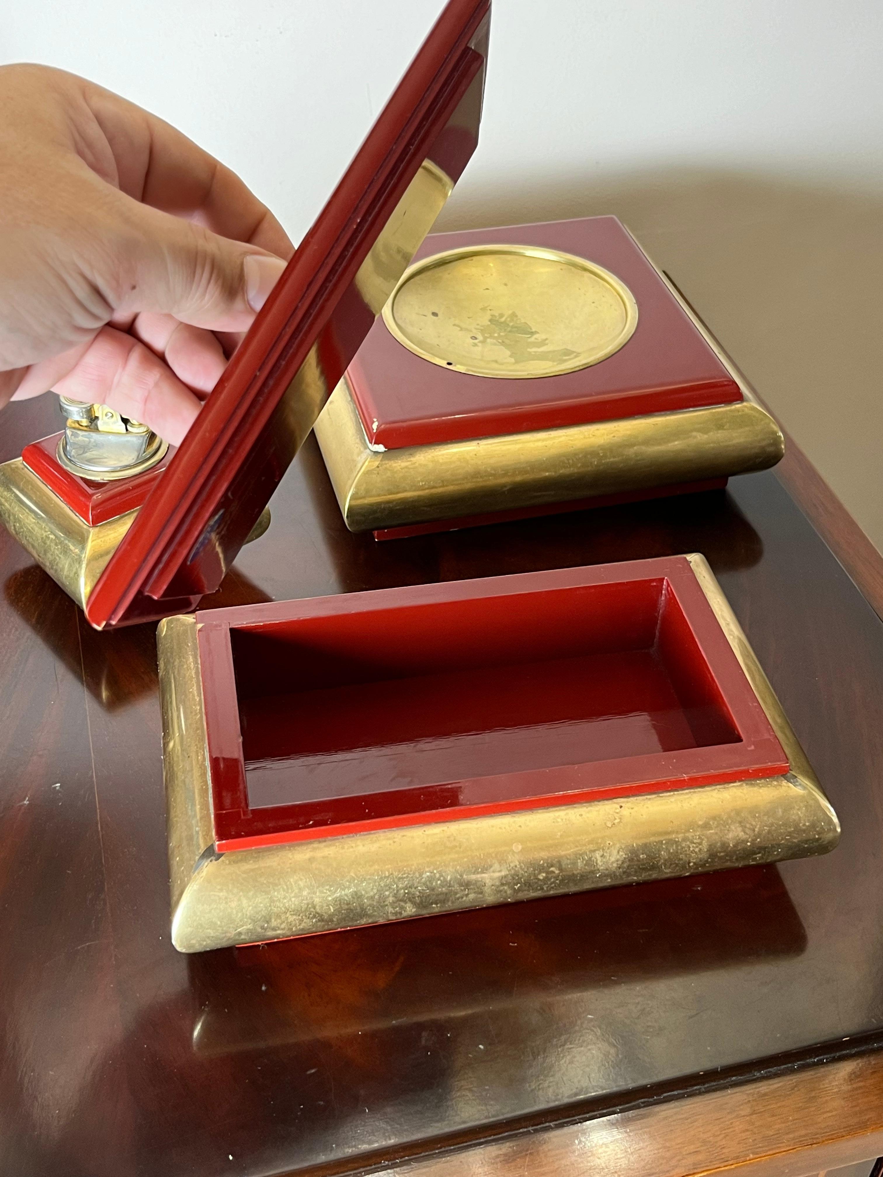 3-piece smoking set in brass and enamelled wood, made in Italy, 1970s
Consisting of lighter, ashtray and cigar box.
The ashtray measures 21 x 21 x 7 cm; The box measures 23 cm x 14.5 cm x 8 cm; The lighter measures 9 cm x 9 cm x 9 cm.
Signs of