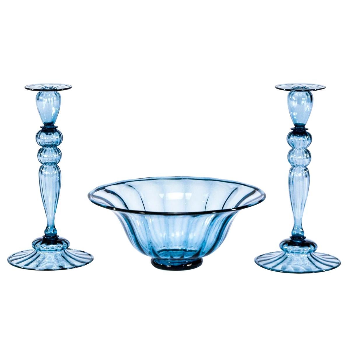 Centre de table bleu en acier soufflé à la main 3 pièces Steele et chandeliers à côtes optiques, Paire