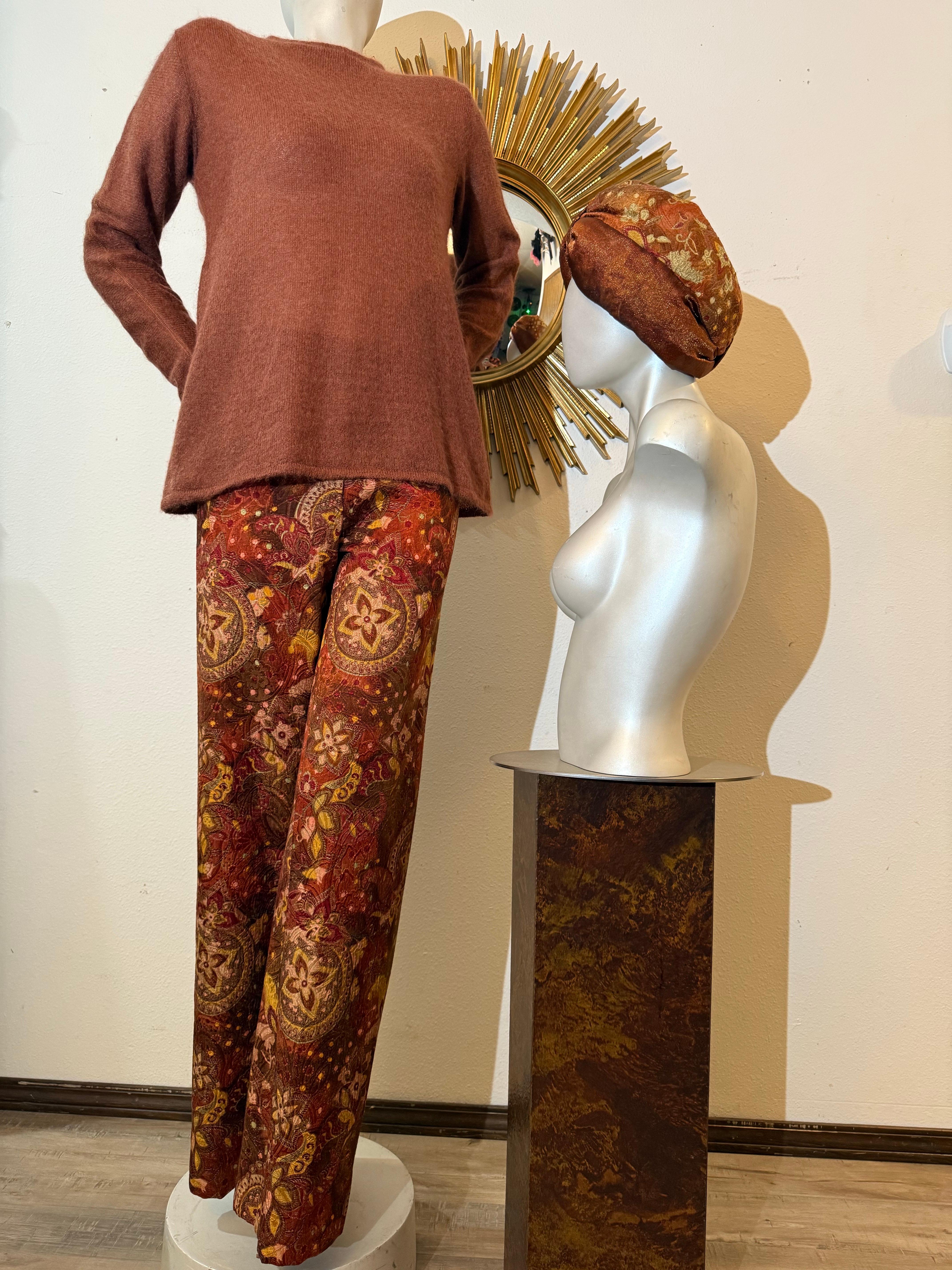 Tunique 3 pièces en laine et mohair Yves Saint Laurent / Pantalon Paisley / Turban assorti :  Le pull est un YSL Rive Gauche, les autres pièces sont faites sur mesure avec une fabrication YSL. Pull-over à poids plume. Le pantalon est un challis