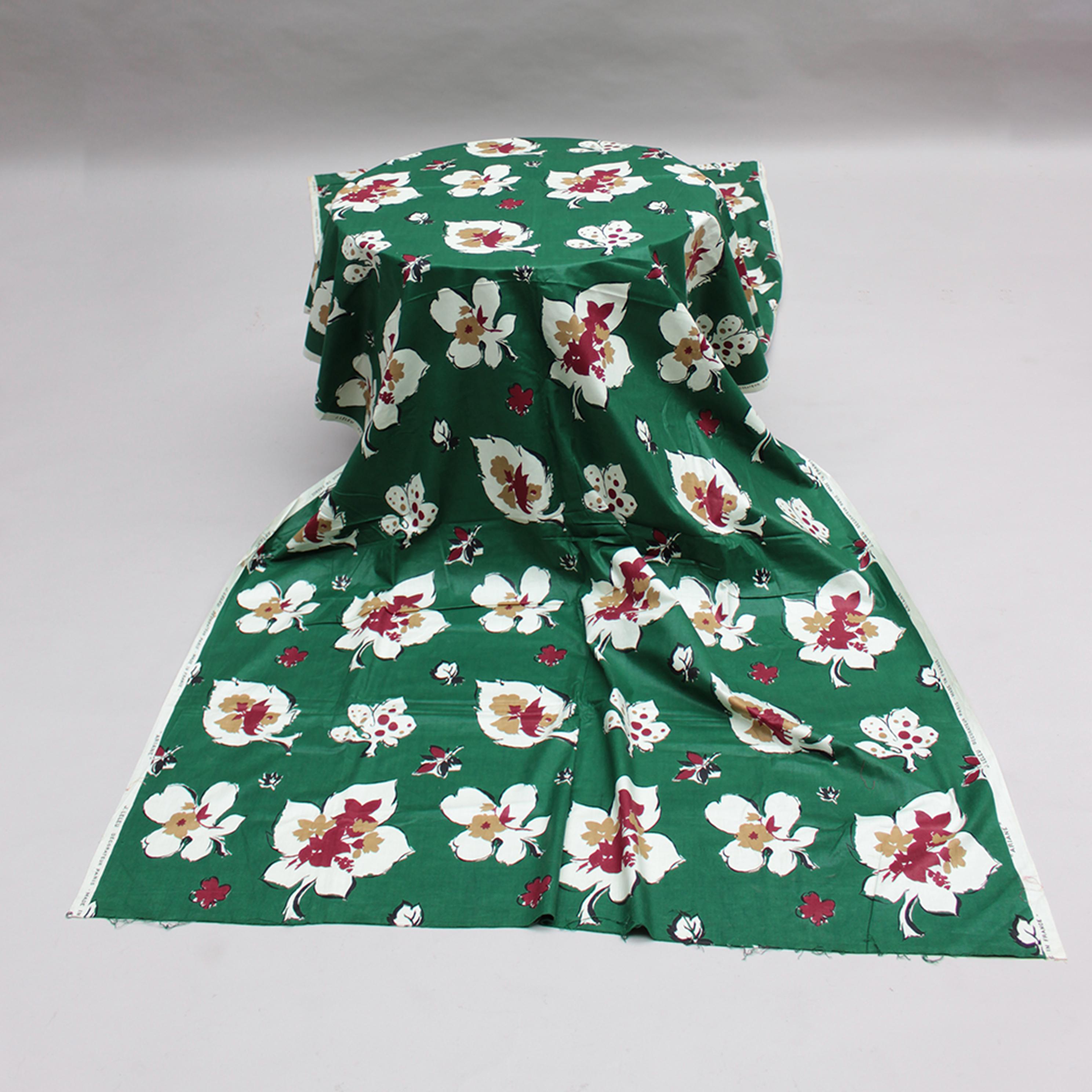 3 pezzi di tessuto francese originale degli anni '50 di Leleu con sfondo verde e motivo floreale.

Dimensioni:

126 in  x  49.60 in (320 cm x 126 cm)
79.50 in x  49.60 in (202 cm x 126 cm)
47.60 in x 49.60 in (121 cm x 126 cm)




