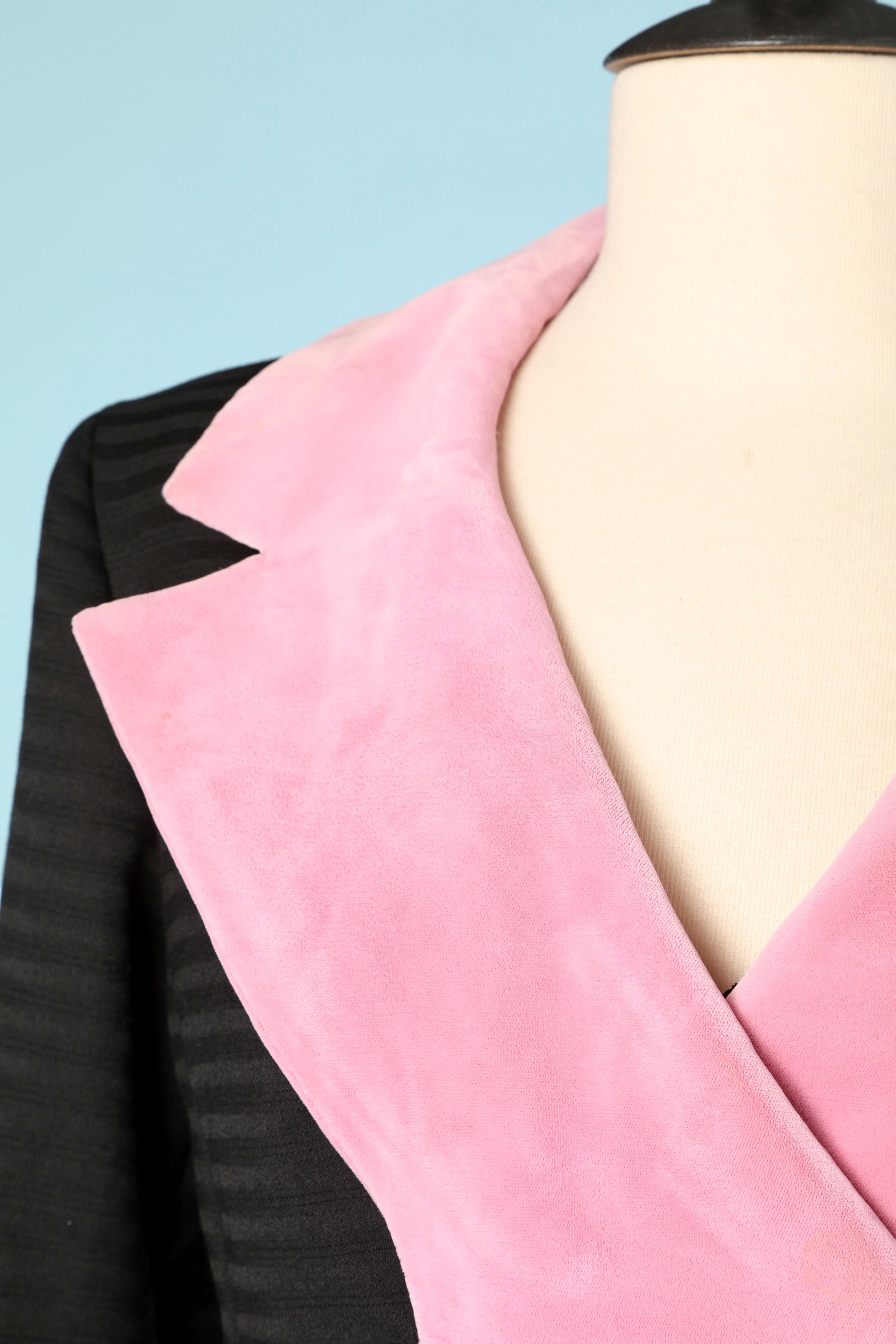 costume jupe 3 pièces en velours rose et soie noire.( haut, jupe et veste) boutons Passementerie
TAILLE : 38 (Fr) 8 (Us )