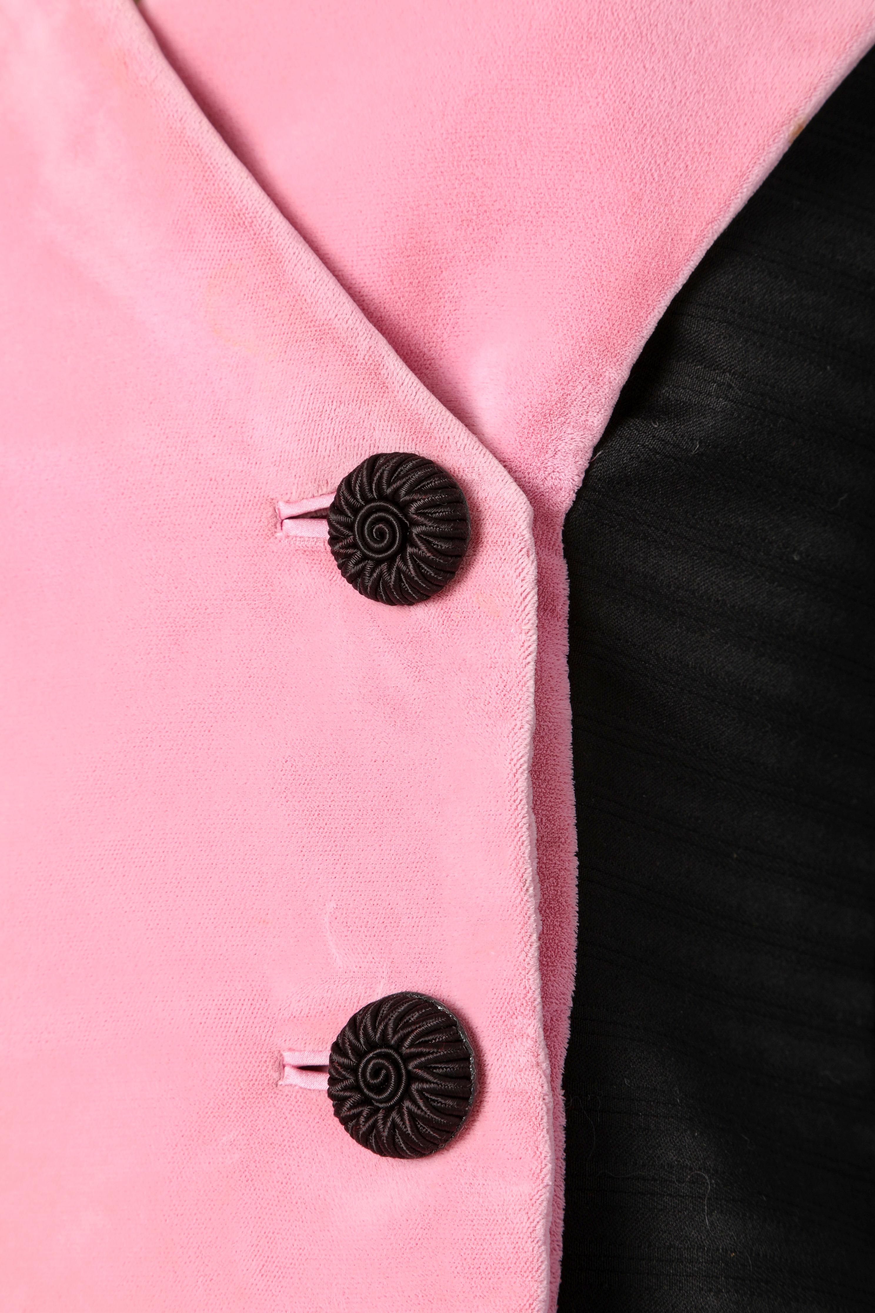 Noir Costume jupe 3 pièces en velours rose et ourlet à volants en soie noire Lecoanet  en vente