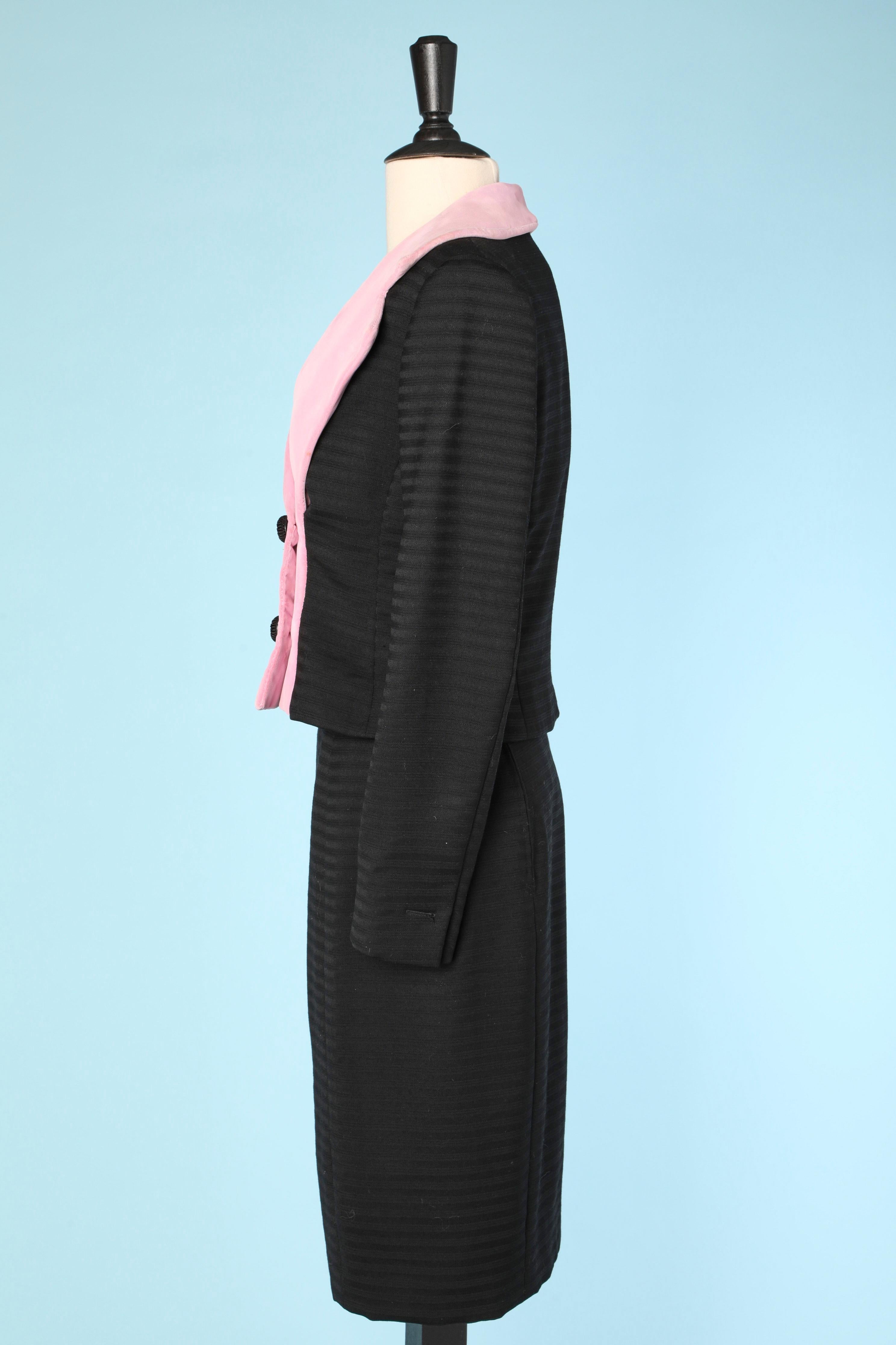 Costume jupe 3 pièces en velours rose et ourlet à volants en soie noire Lecoanet  Bon état - En vente à Saint-Ouen-Sur-Seine, FR