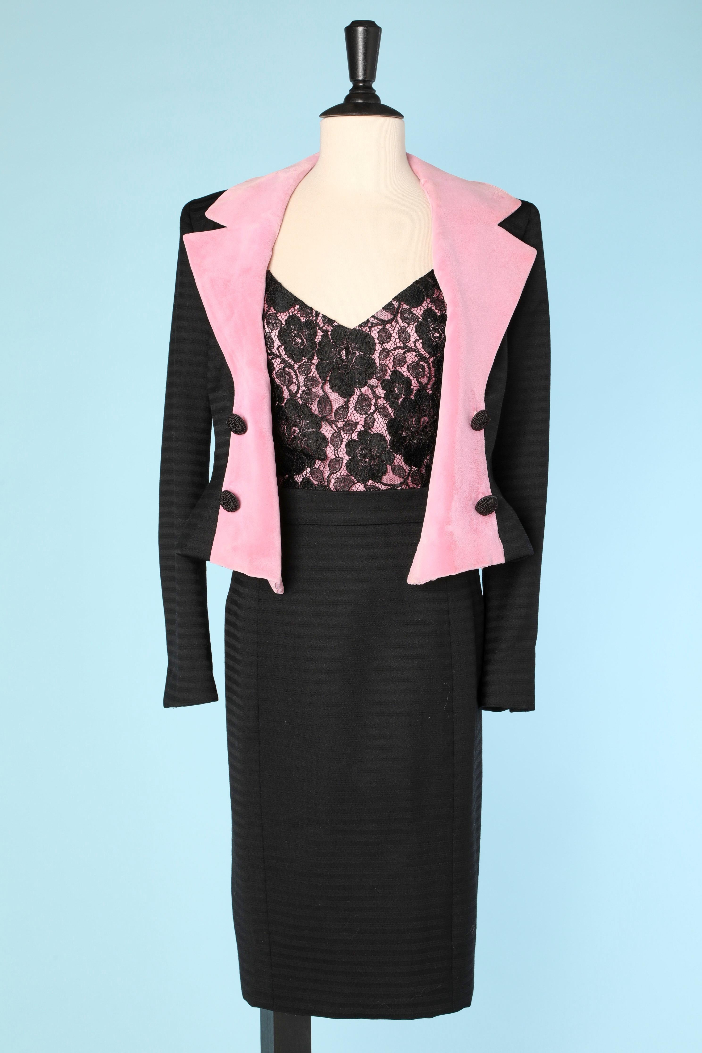 Costume jupe 3 pièces en velours rose et ourlet à volants en soie noire Lecoanet  en vente 1