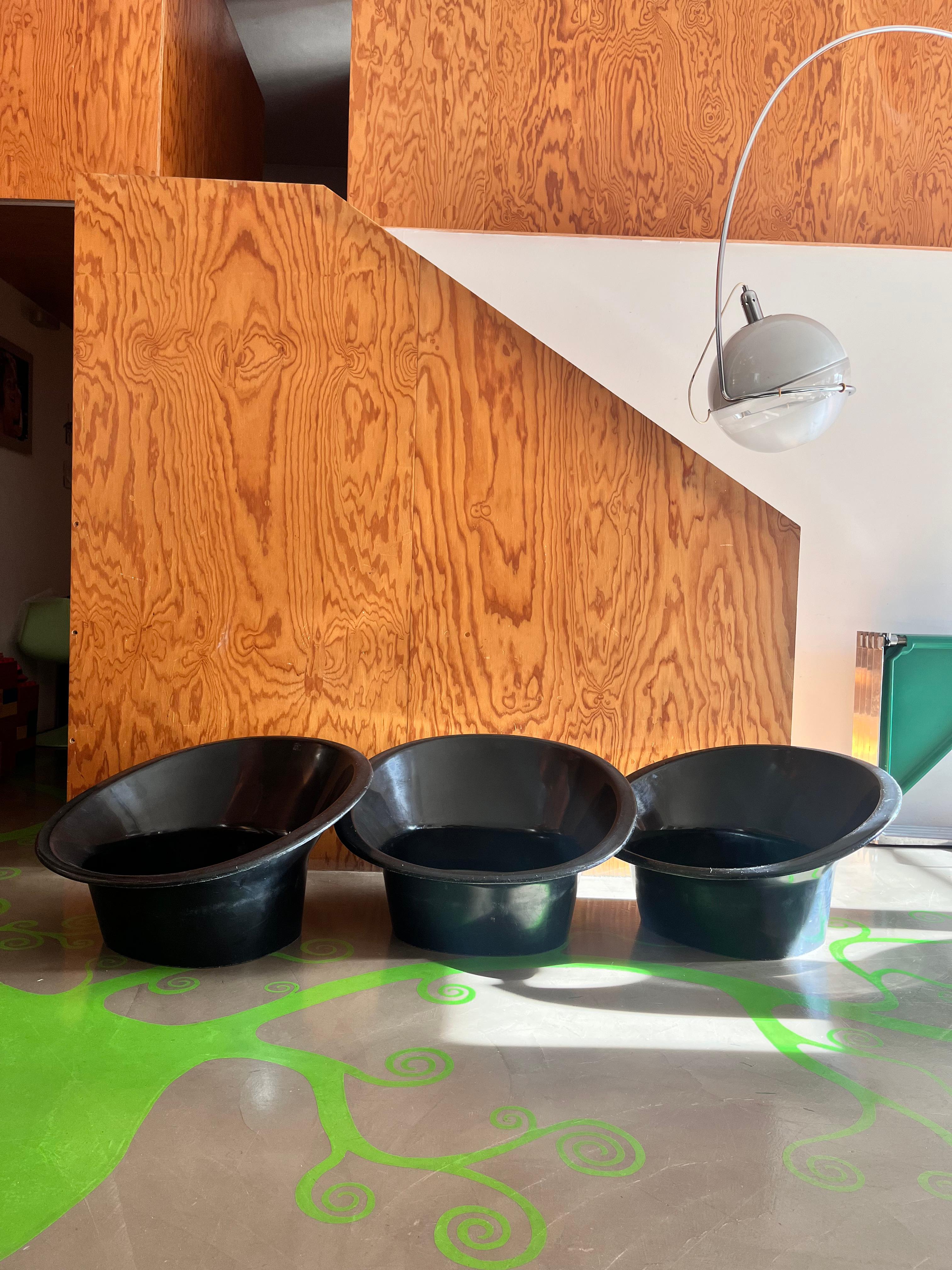 Nous avons le plaisir de présenter une opportunité unique pour les amateurs de design rétro et d'antiquités modernes : trois fauteuils en plastique noir des années 1970, présentant le style inimitable de l'âge de l'espace conçu par Svante Schöblom