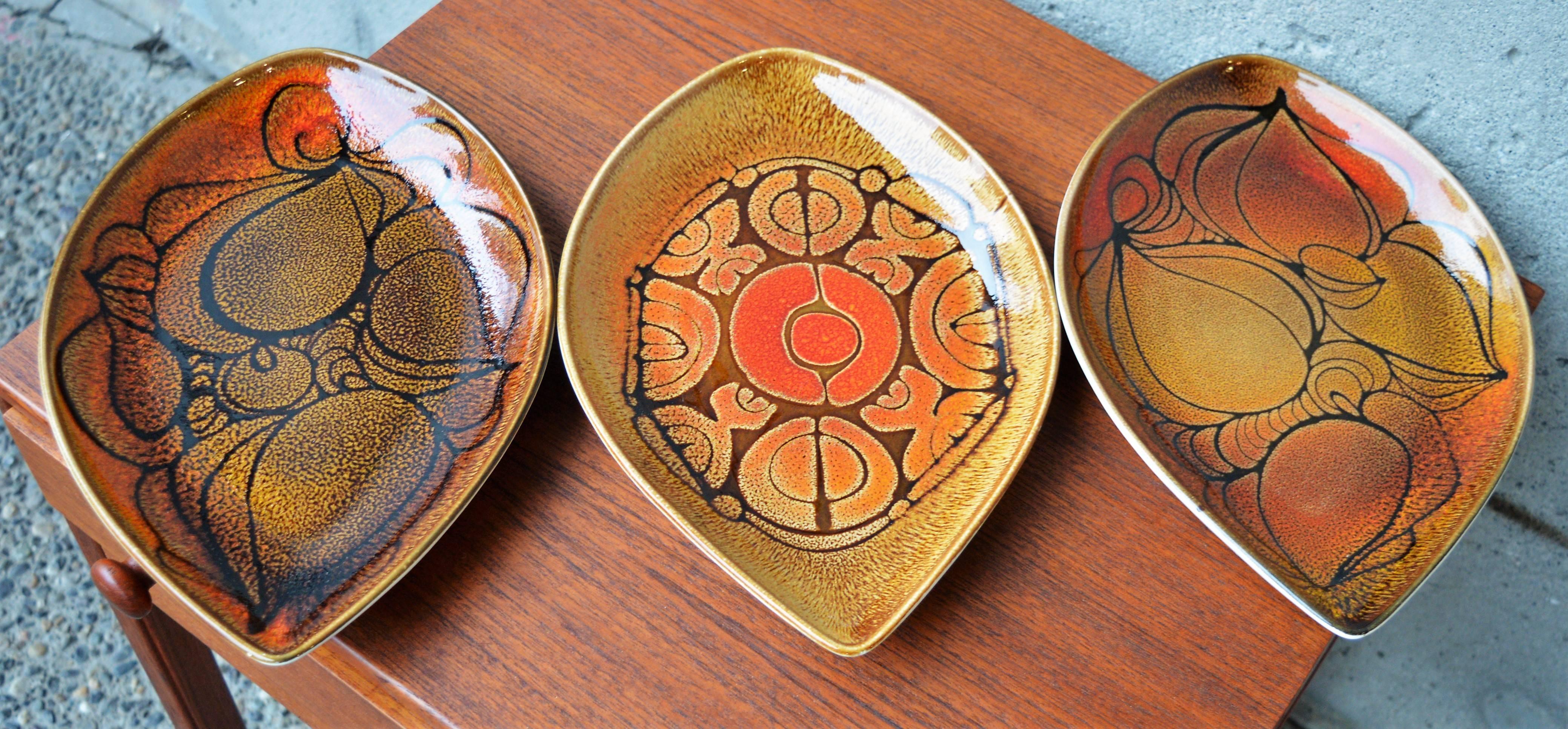 Three Poole Pottery English Sword Blade Shaped Aegean Dishes, Abstract Designs In Excellent Condition For Sale In New Westminster, British Columbia