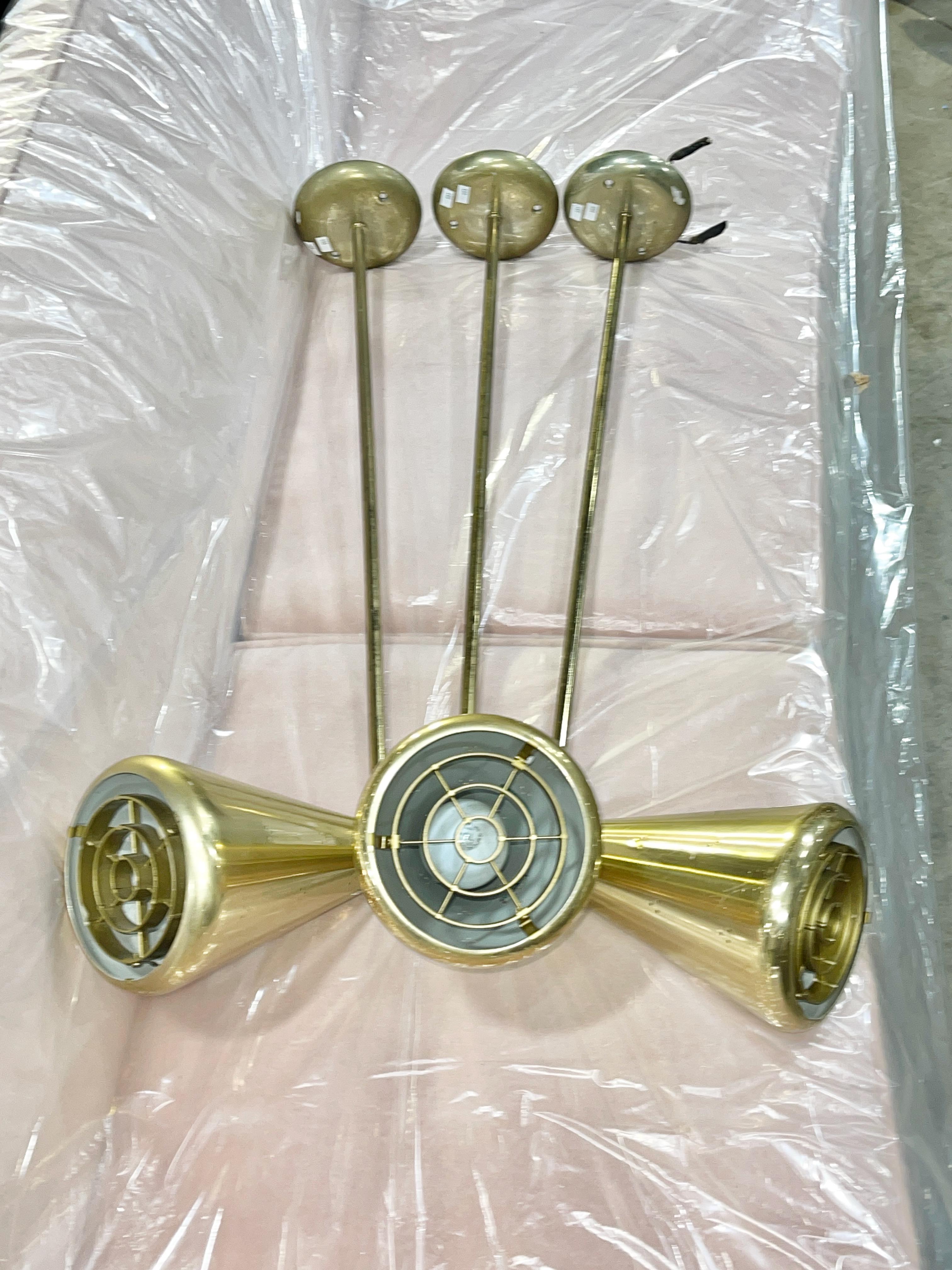 3 Lámparas Colgantes Cónicas Giratorias Prescolite Brasstone Estadounidense en venta