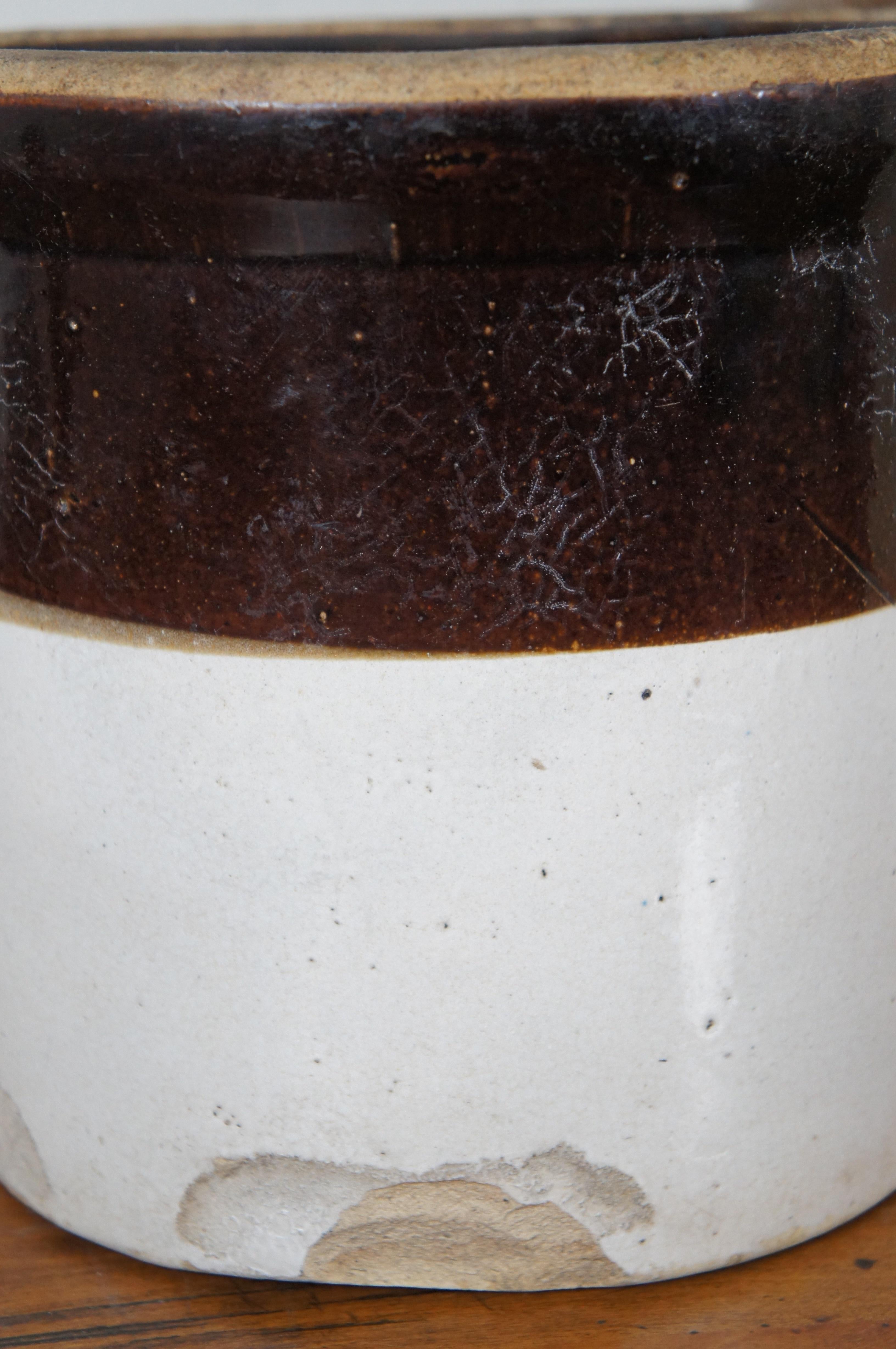 3 Primitive Antique Salt Glaze American Stoneware Crocks & Lid 3 Gallon 1 Gallon In Good Condition For Sale In Dayton, OH