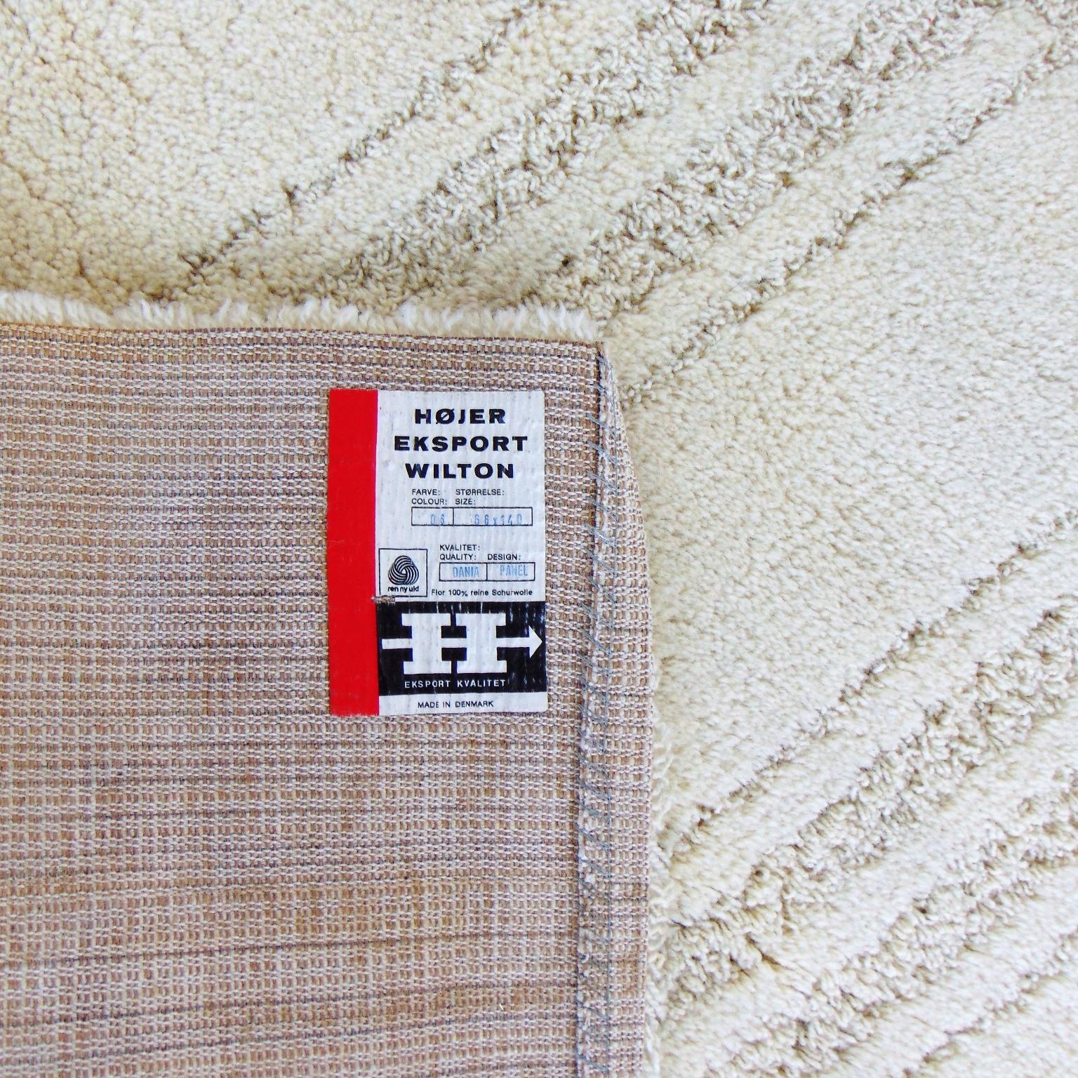 Teppiche aus reiner Schurwolle mit der berühmten Technik von Marguerite Rye.
Farbe: Creme (Hojers Farbnummer 6).
Die Teppiche wurden gewaschen, aber nicht geweißt, daher können sie an einigen Stellen dunklere Farbtöne aufweisen. Sie sind sehr