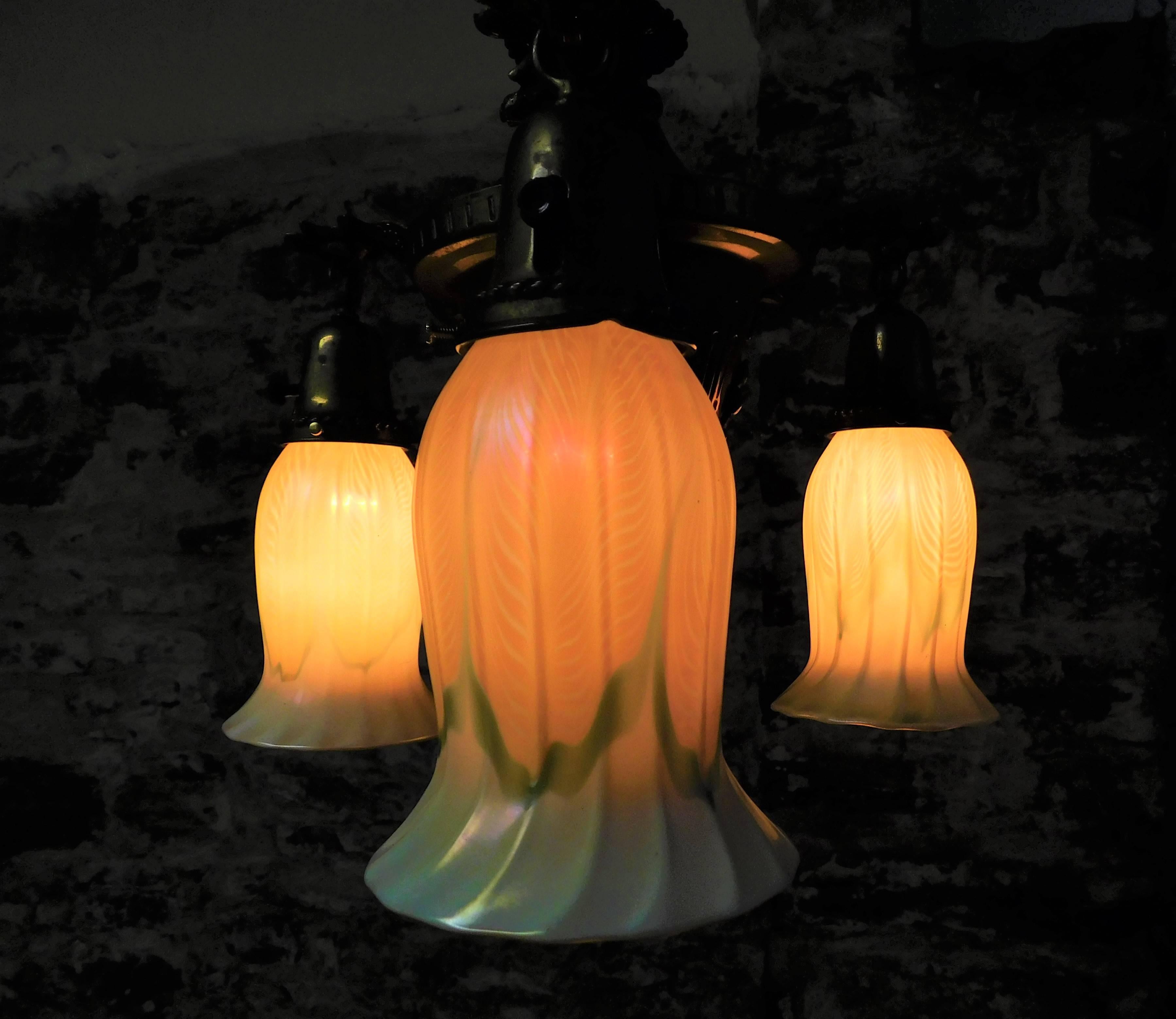 Art Nouveau Leuchte mit drei passenden Quezal gezogenen Federn  lampenschirme.    