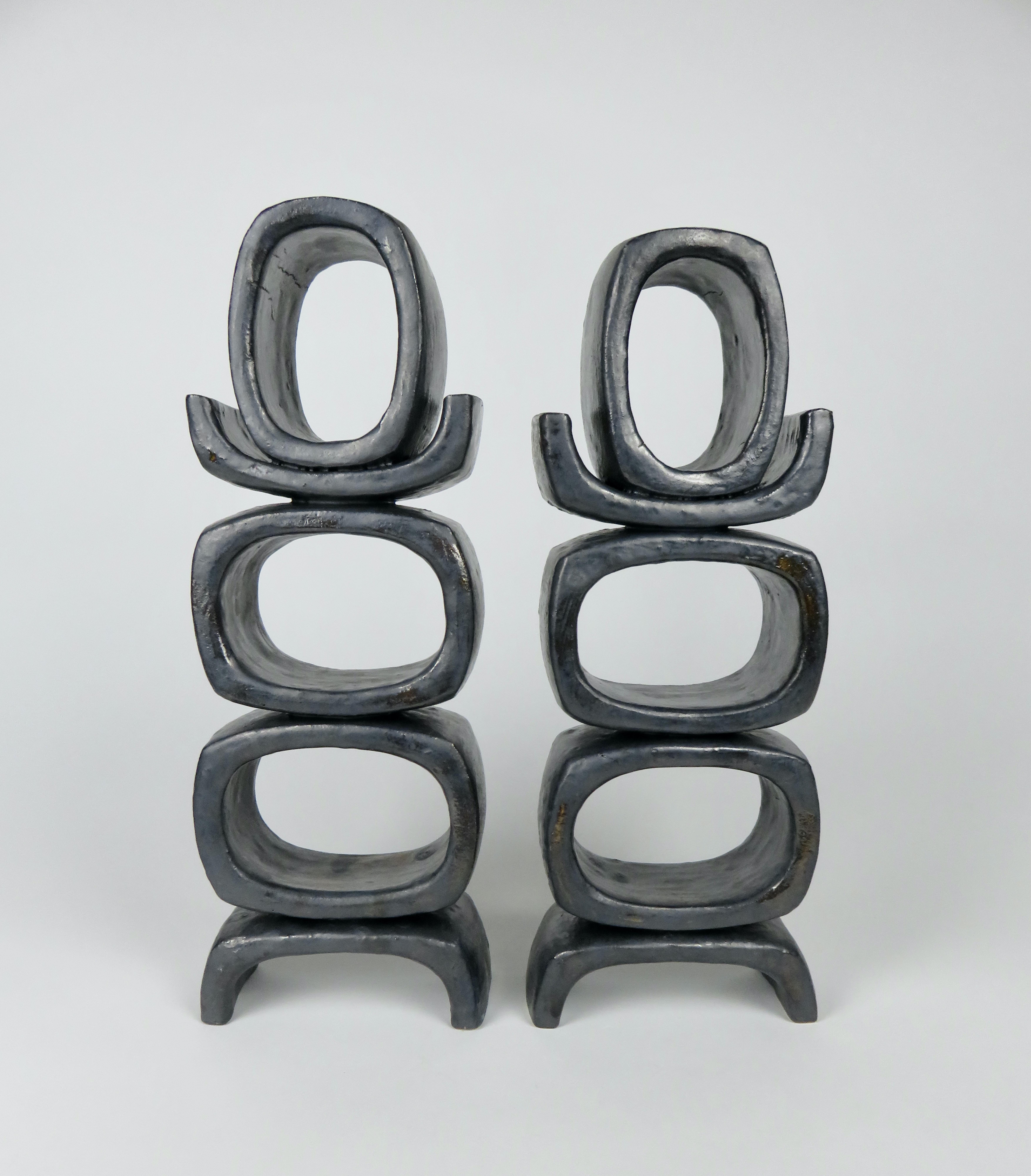 3 rechteckige ovale Säulen auf kurzen, abgewinkelten Beinen, Metallic-Schwarz-Glasur Ton-Skulptur #2 im Angebot 1