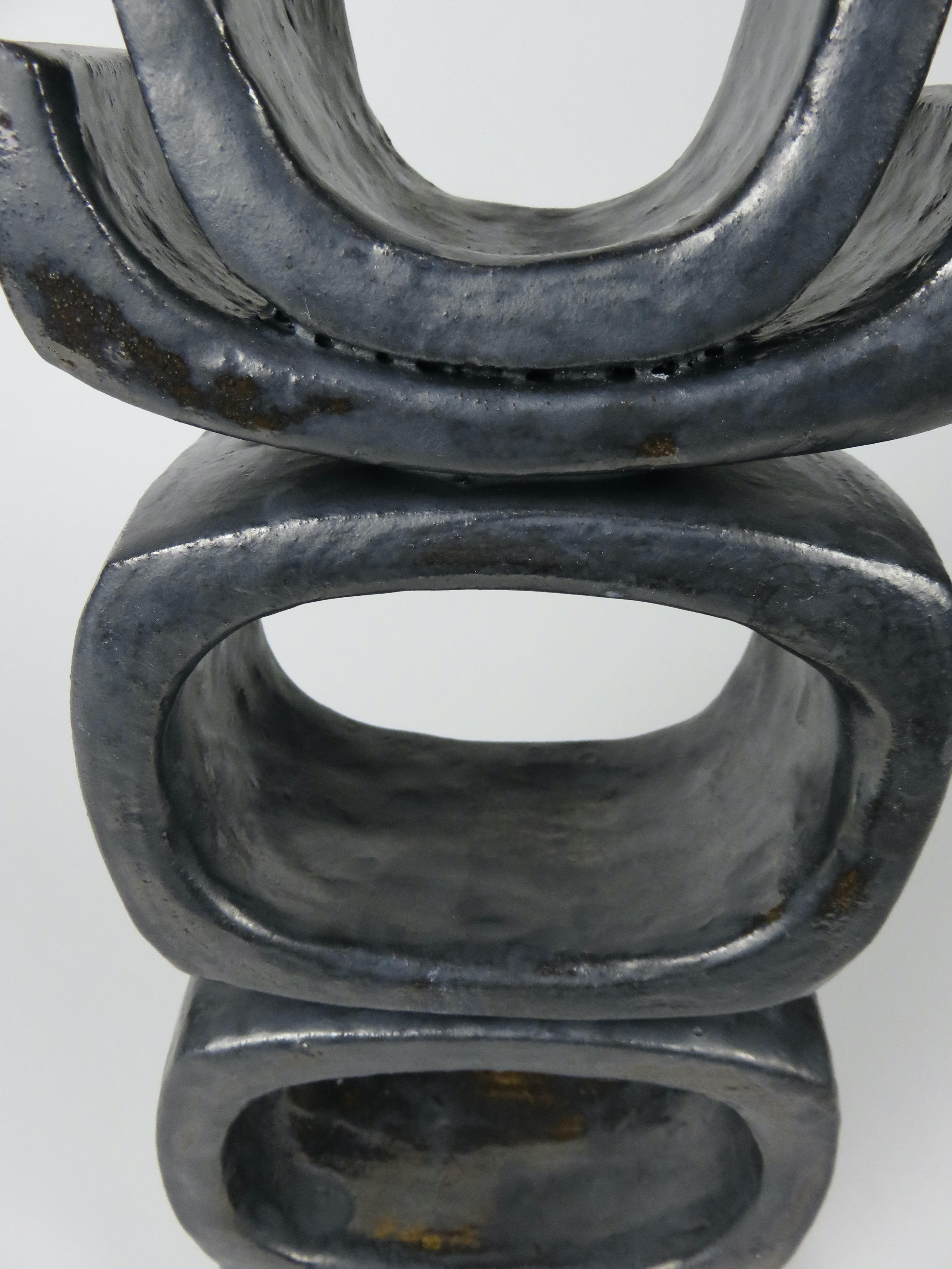 3 rechteckige ovale Säulen auf kurzen, abgewinkelten Beinen, Metallic-Schwarz-Glasur Ton-Skulptur #2 im Angebot 2