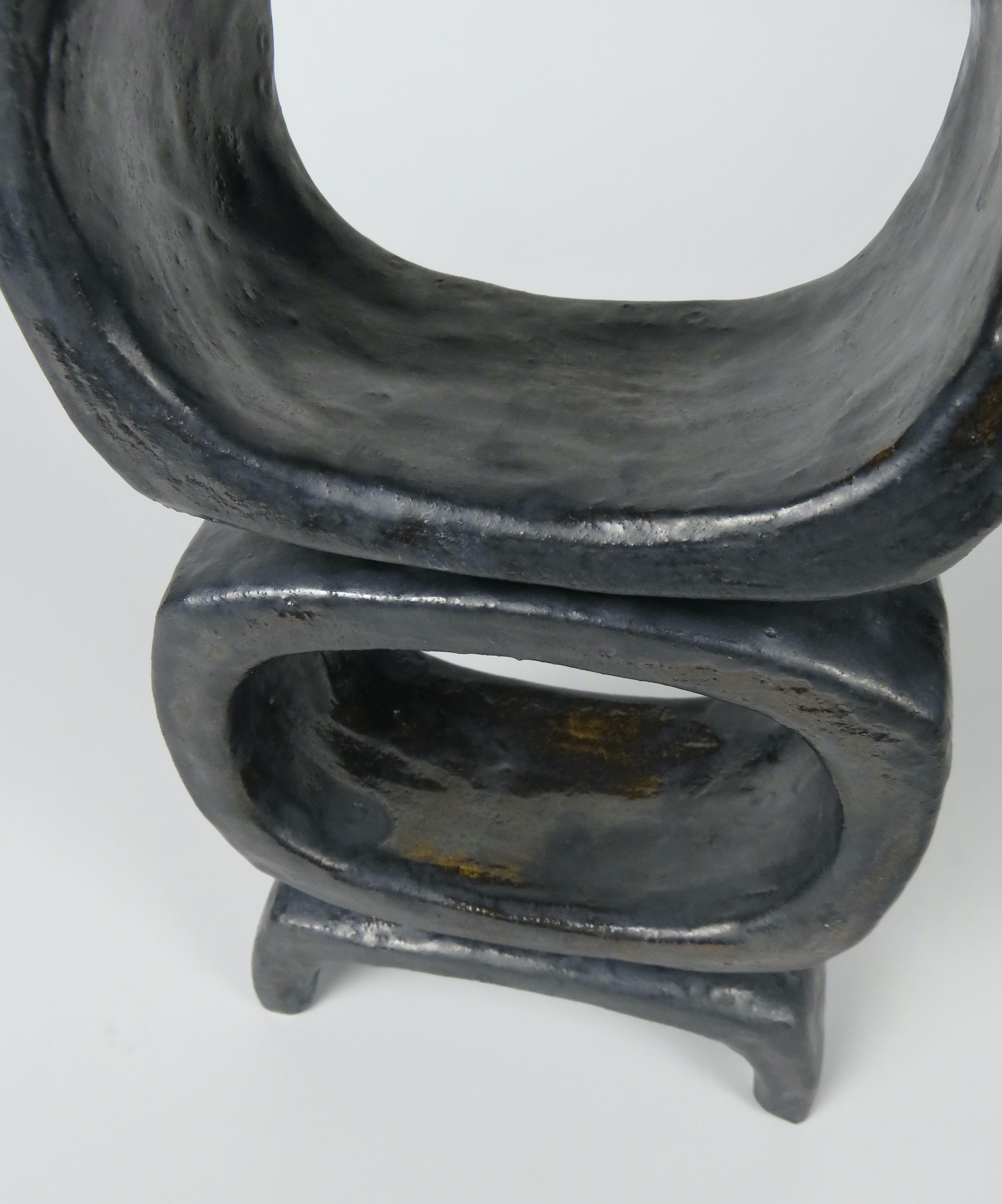 3 rechteckige ovale Säulen auf kurzen, abgewinkelten Beinen, Metallic-Schwarz-Glasur Ton-Skulptur #2 im Angebot 4