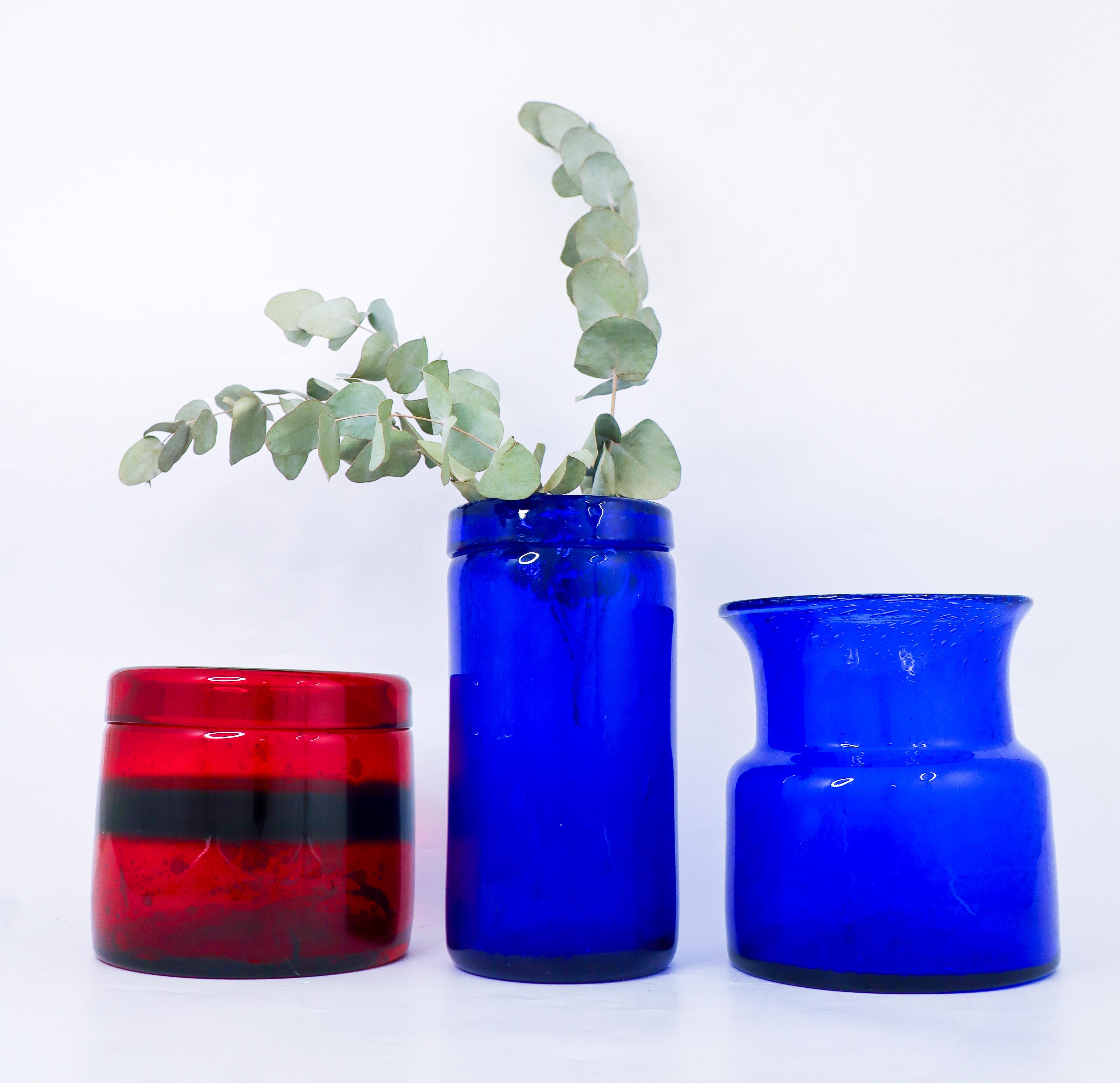 20ième siècle 3 Vases en verre rouge et bleu - Boda Suède - Erik Höglund - 1960s Midcentury Modernity en vente