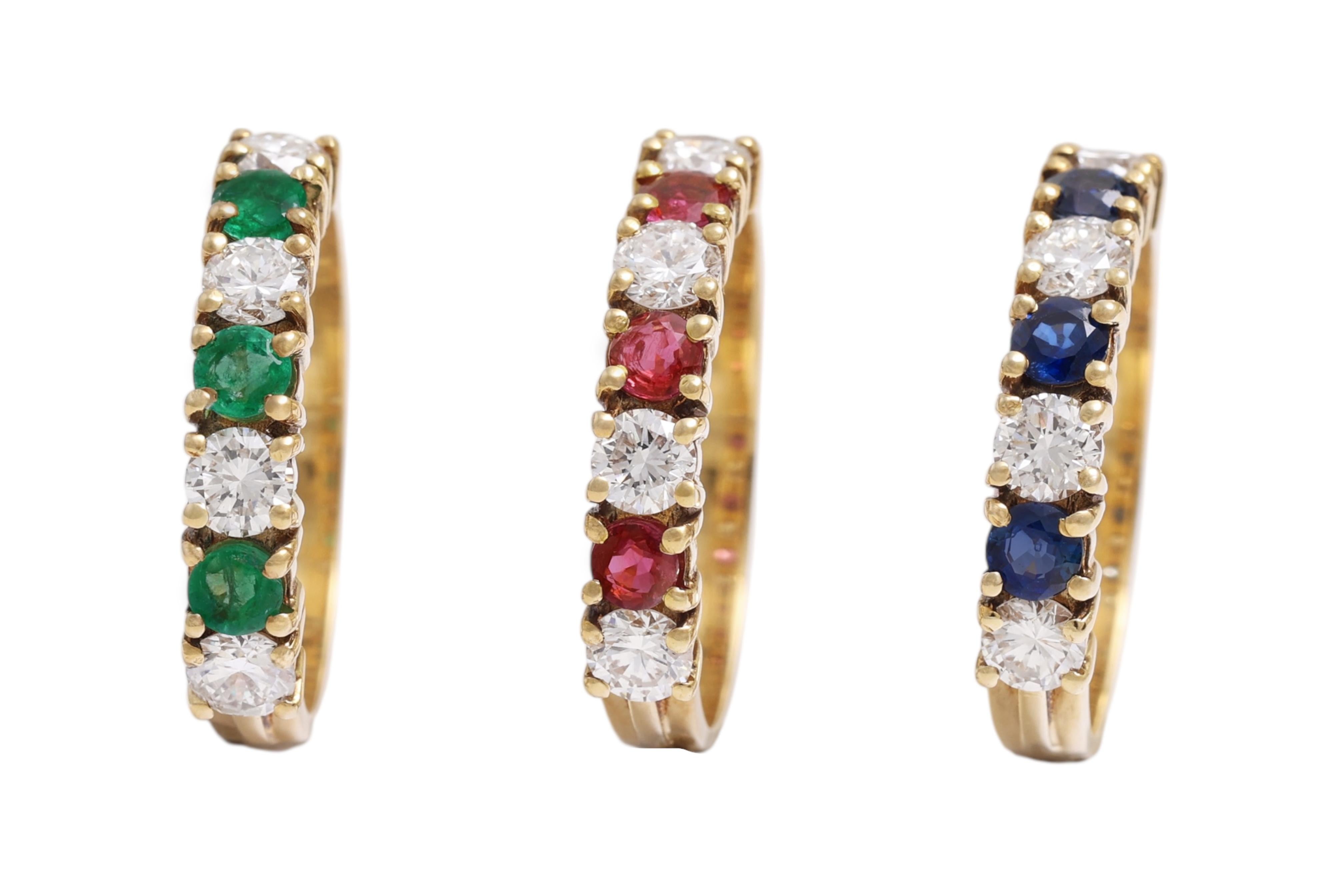 3 Ringe ,Diamanten, Smaragde, Rubine, Saphire.

Erstaunliche Farben und Qualität

Diamanten : 2,4 Karat
Saphire : 0.58 Karat
Smaragde : 0,55 Karat
Rubine : 0.57Ct

Gesamtgewicht : 10.6 Gramm