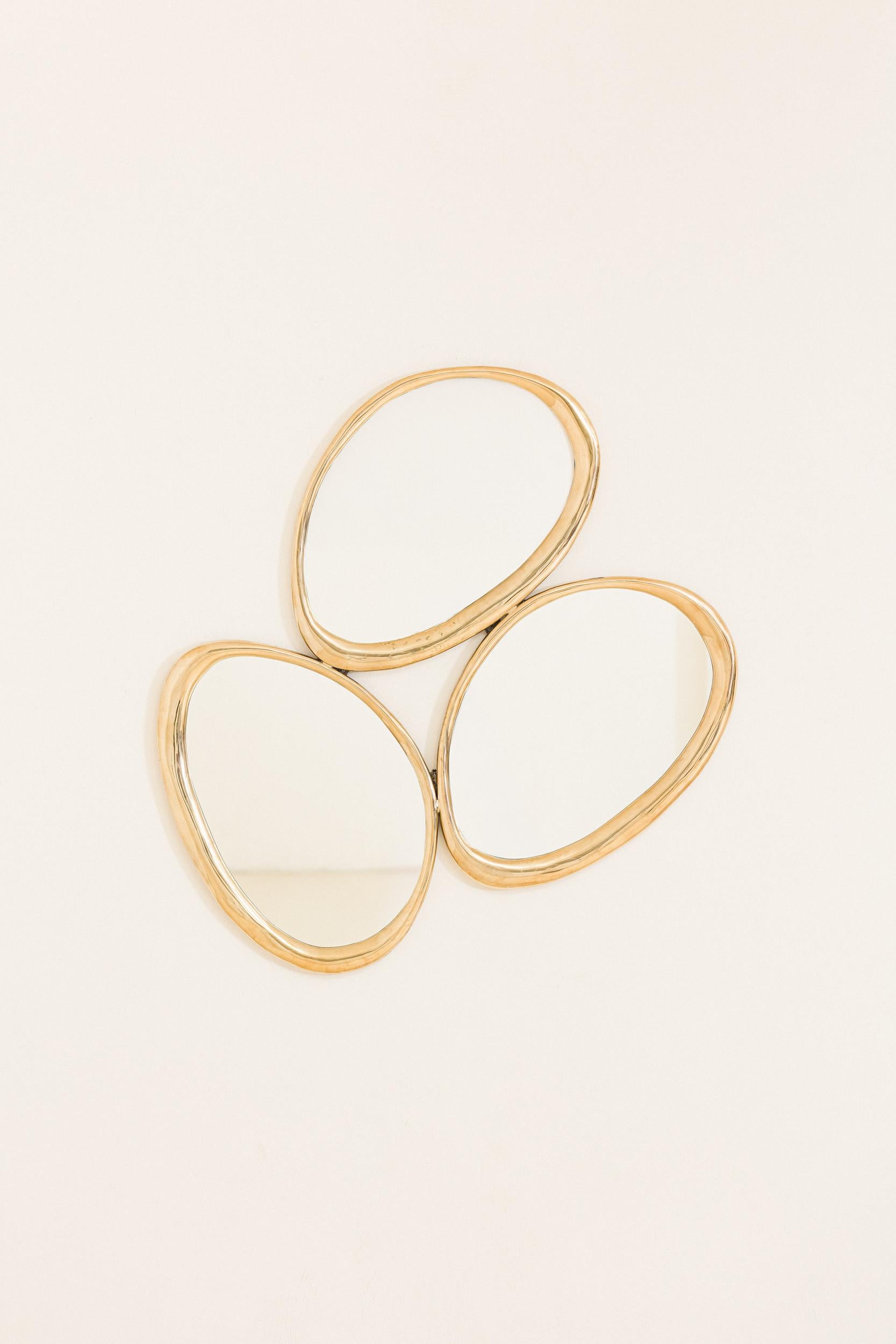 Der Spiegel 3 Rings von Lucas Recchia ist ein Beispiel für das raffinierte Gleichgewicht des Designers zwischen materieller Präzision und skulpturaler Form. Das aus geschichtetem Glas handgefertigte Stück erzeugt ein Spiel aus Reflexion, Transparenz