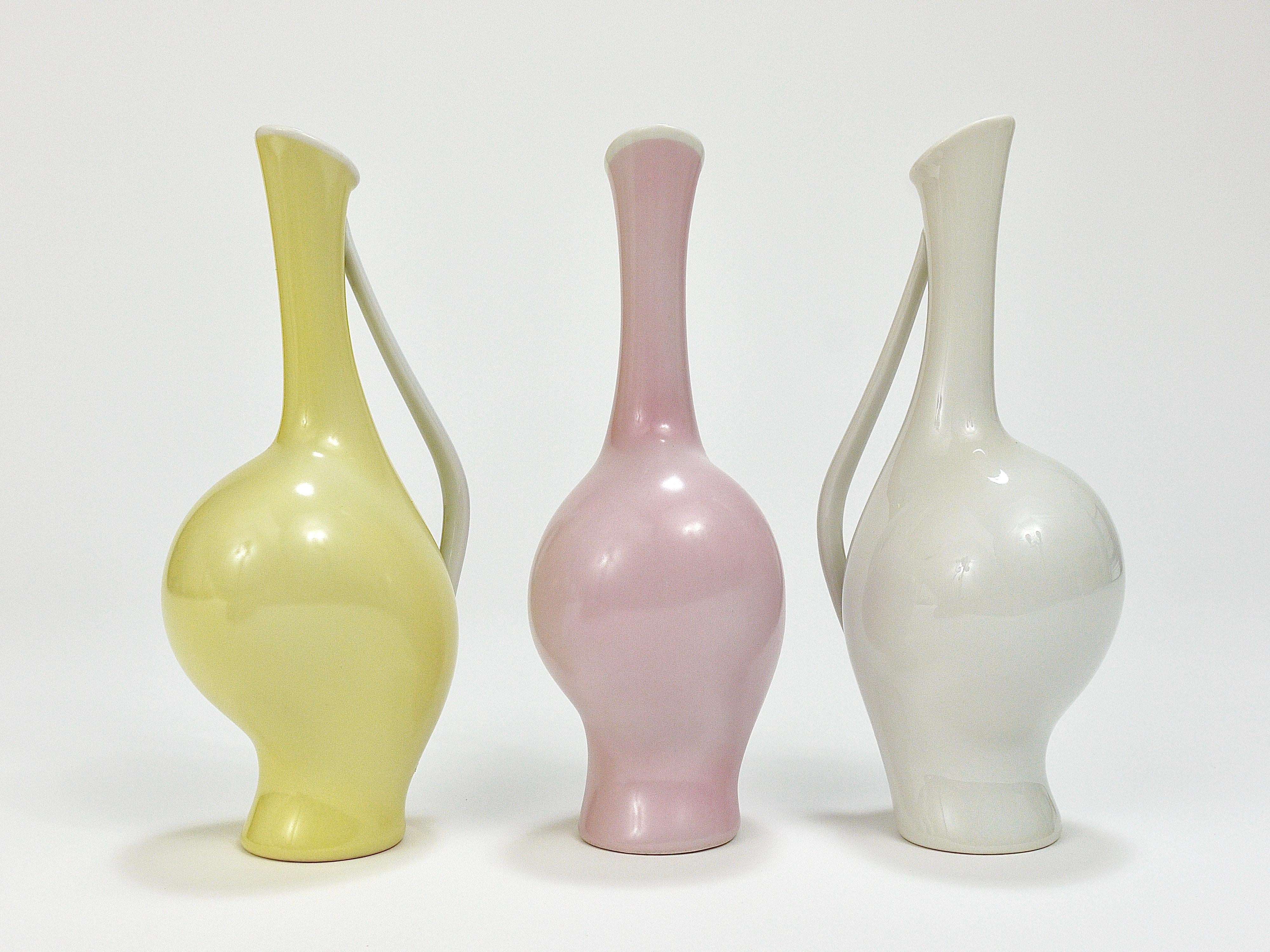 Bis zu drei schöne Vasen aus der Mitte des Jahrhunderts aus den 1950er Jahren. Entworfen von Fritz Heidenreich und ausgeführt von Rosenthal Deutschland, Kunstabteilung Selb.
Hergestellt aus Porzellan, erhältlich in drei verschiedenen Farben: weiß,