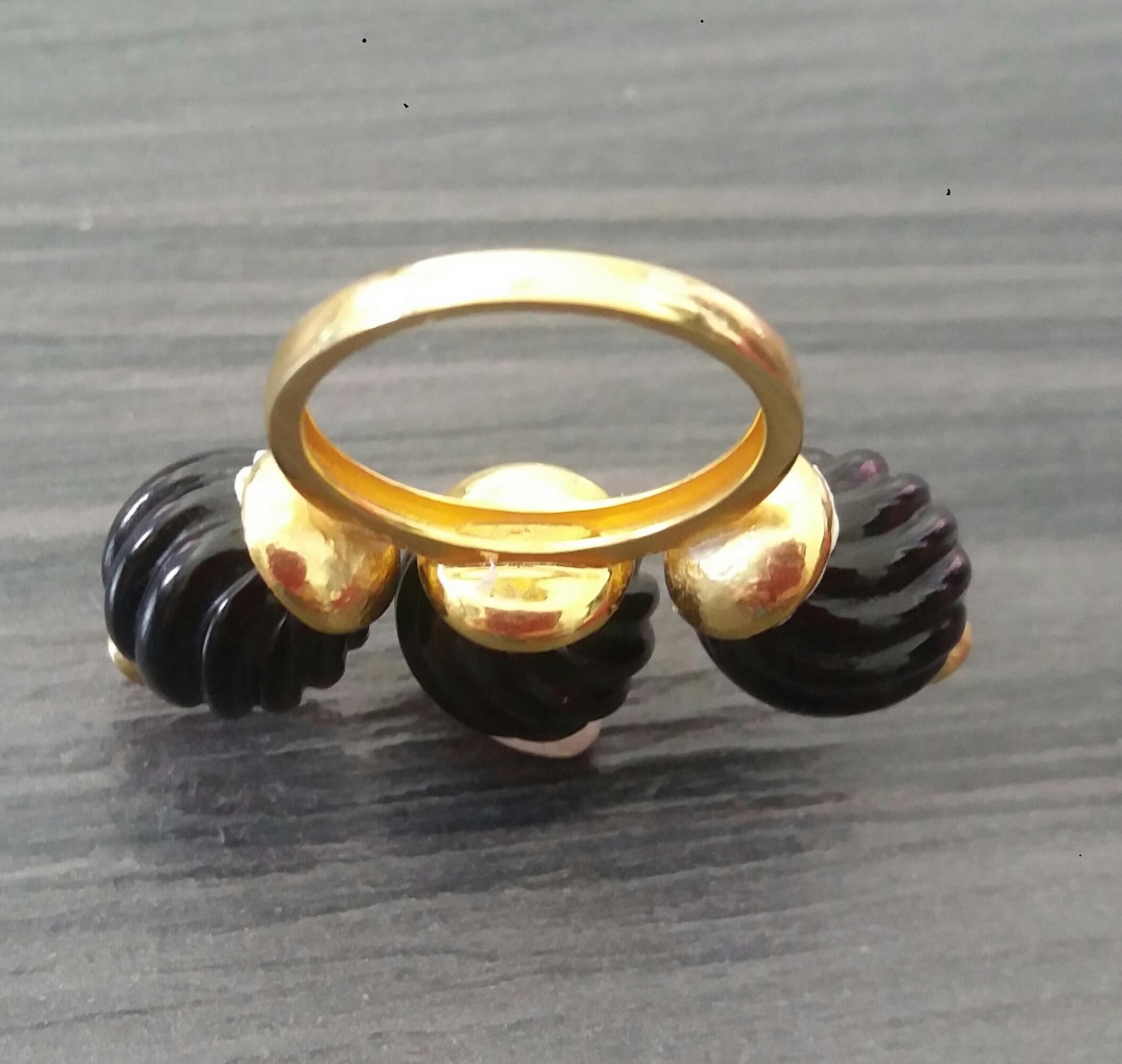 3 Round Carved Black Onyx Beads Ruby Round Cabs 14K Yellow Gold Cocktail Ring For Sale 2