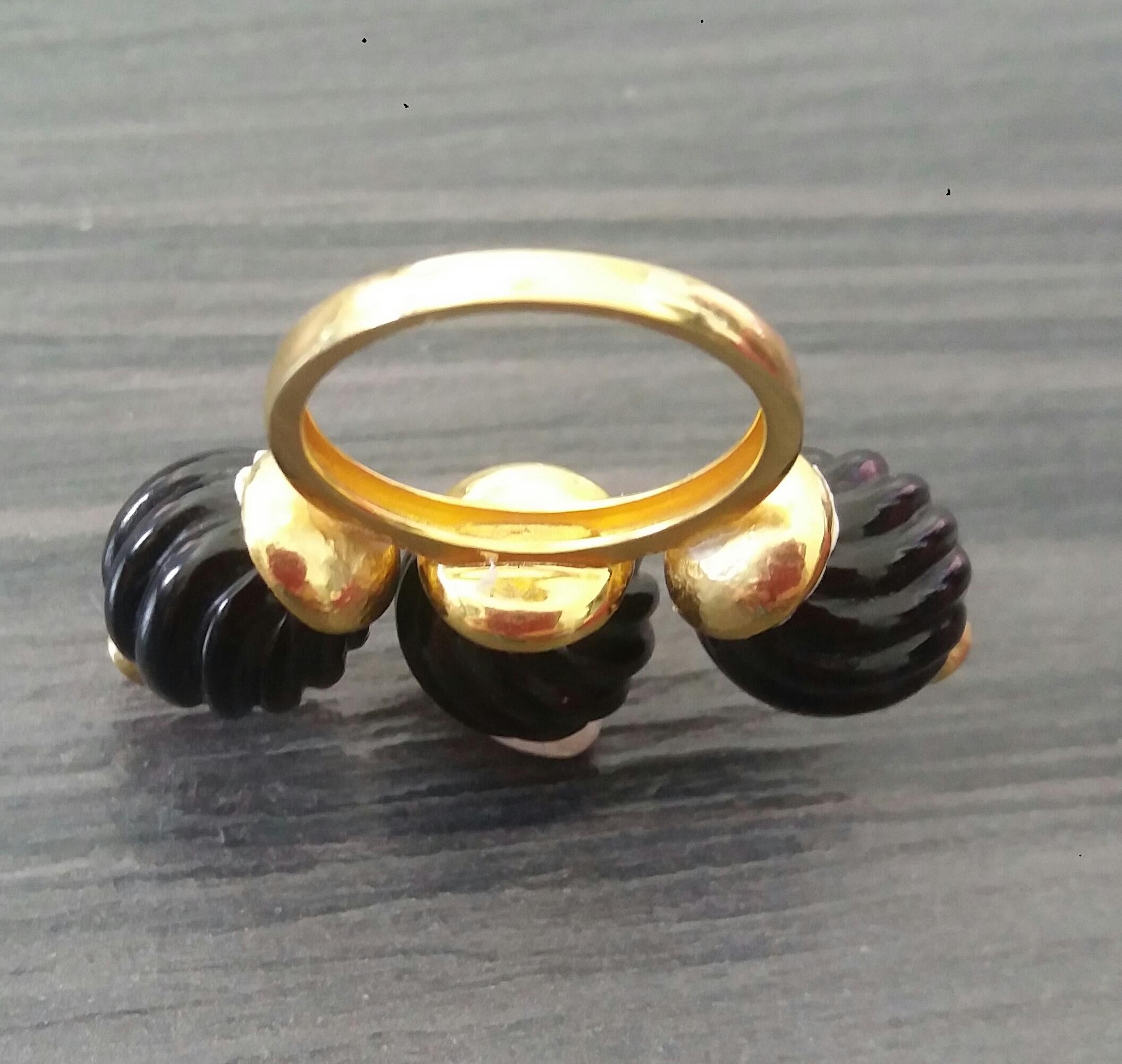 Bague cocktail en or jaune 14 carats avec 3 perles rondes sculptées en onyx noir et rubis en forme de cabas en vente 4