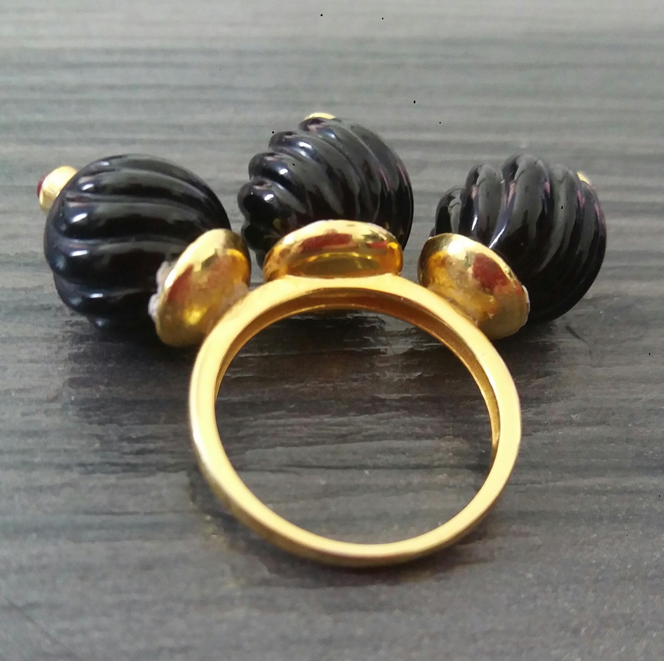 3 Round Carved Black Onyx Beads Ruby Round Cabs 14K Yellow Gold Cocktail Ring For Sale 3