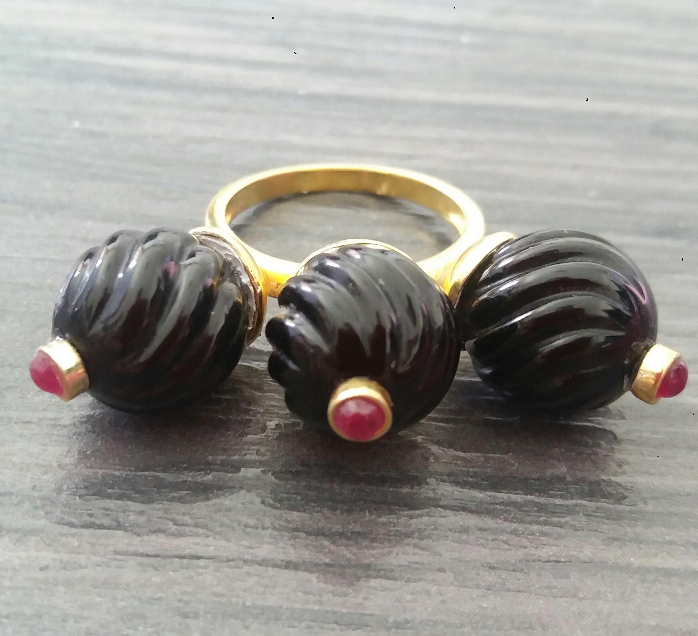 Bague cocktail en or jaune 14 carats avec 3 perles rondes sculptées en onyx noir et rubis en forme de cabas en vente 6