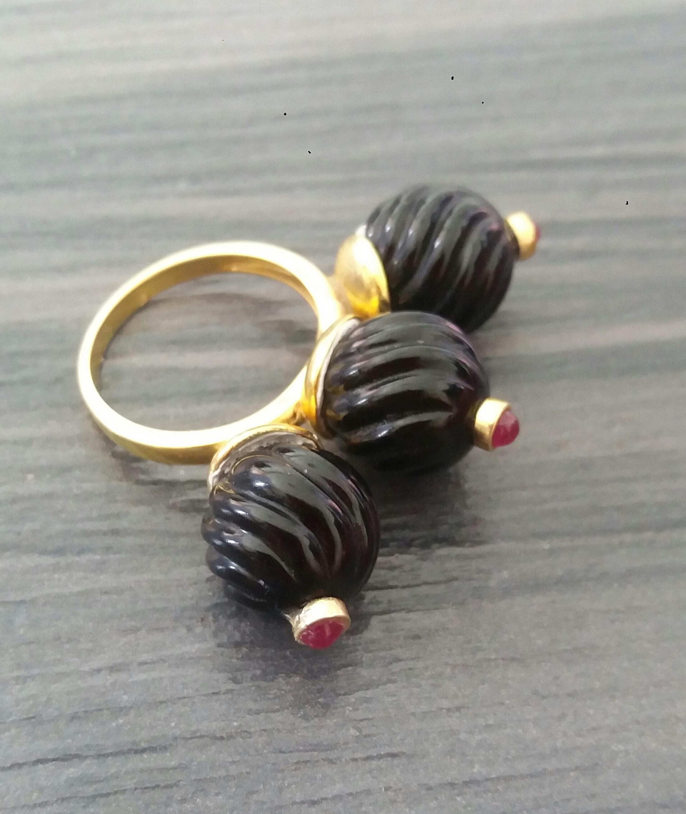 3 Round Carved Black Onyx Beads Ruby Round Cabs 14K Yellow Gold Cocktail Ring For Sale 5