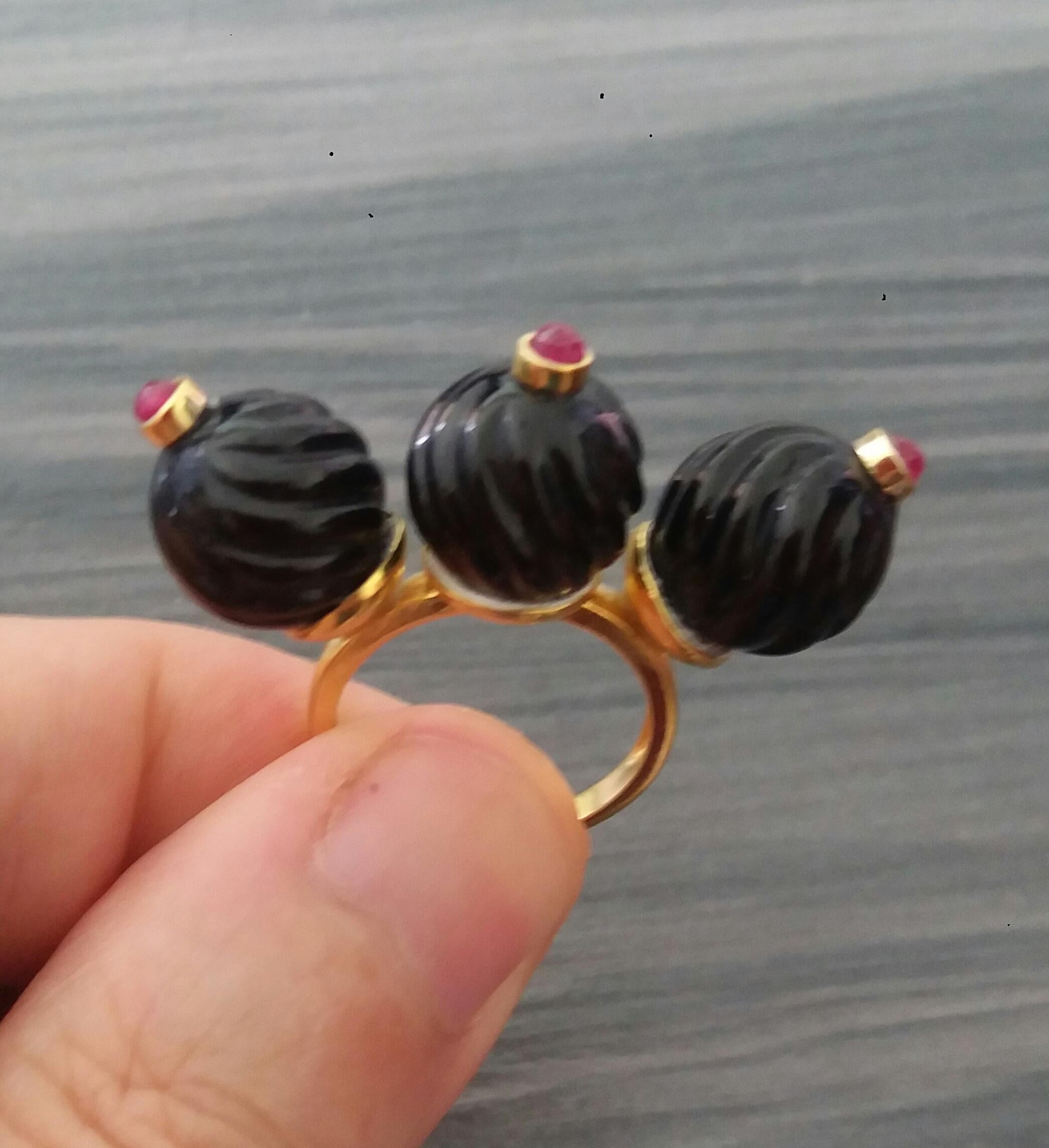 3 Round Carved Black Onyx Beads Ruby Round Cabs 14K Yellow Gold Cocktail Ring For Sale 6