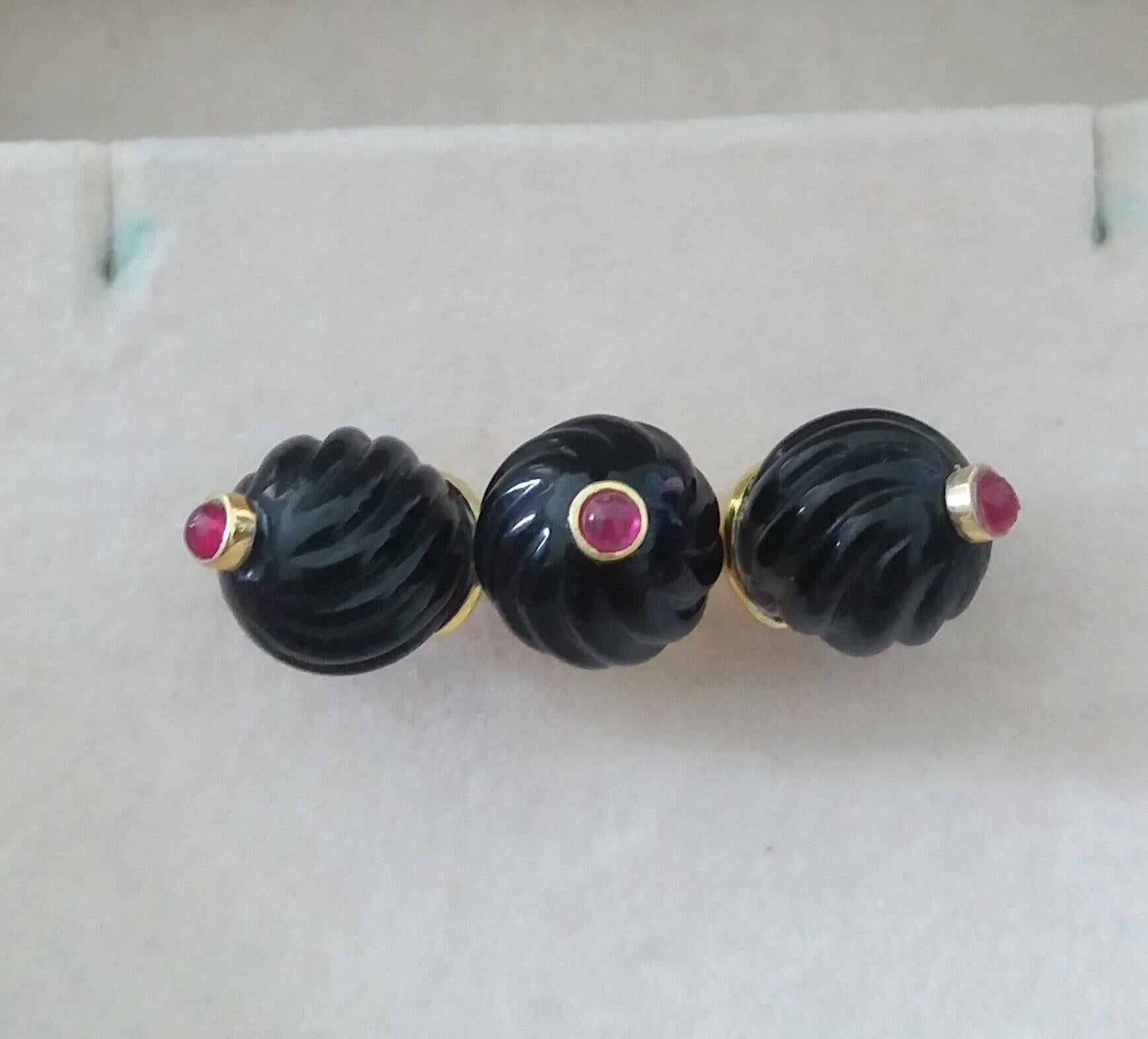 3 Round Carved Black Onyx Beads Ruby Round Cabs 14K Yellow Gold Cocktail Ring For Sale 7