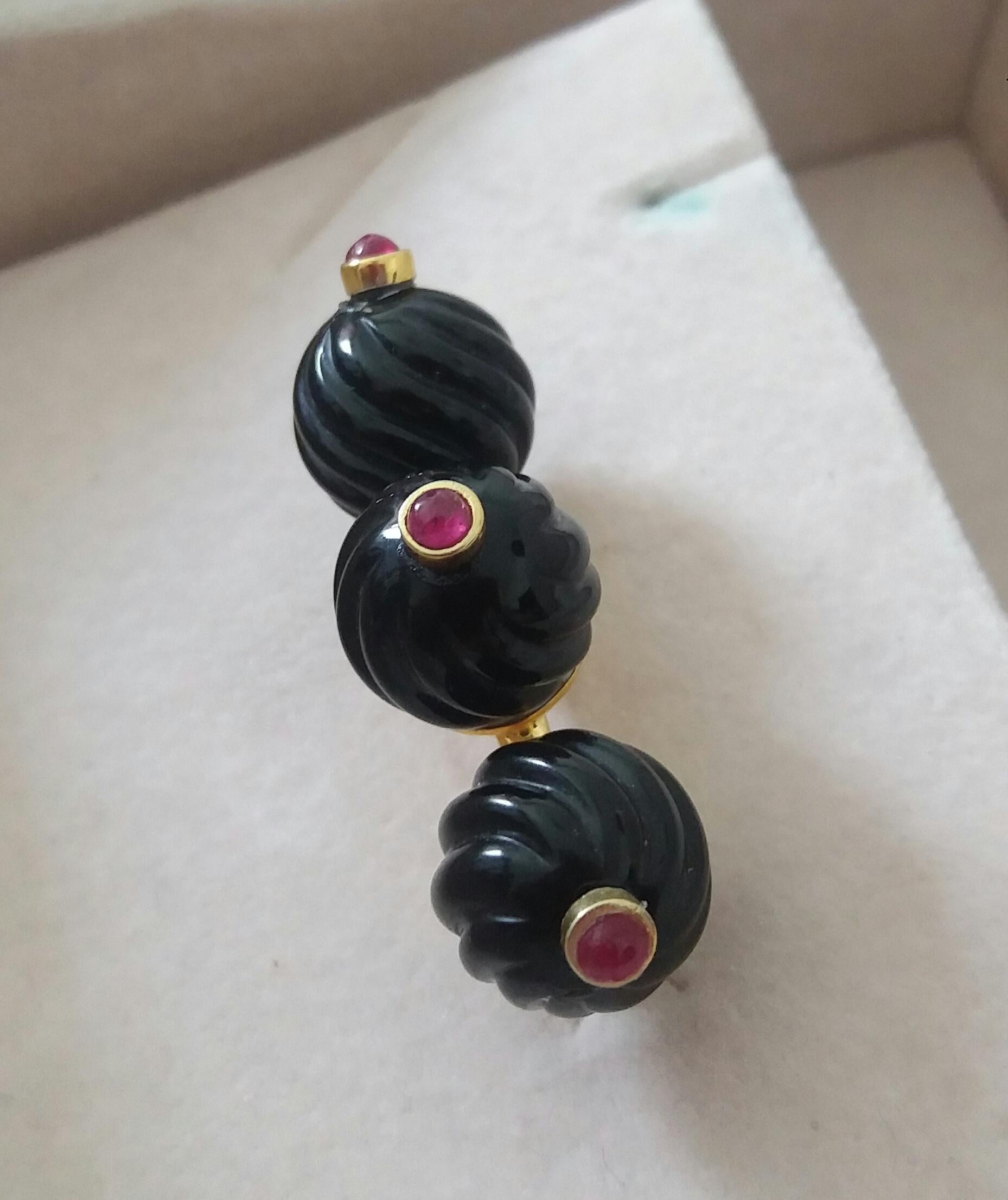 3 Round Carved Black Onyx Beads Ruby Round Cabs 14K Yellow Gold Cocktail Ring For Sale 8
