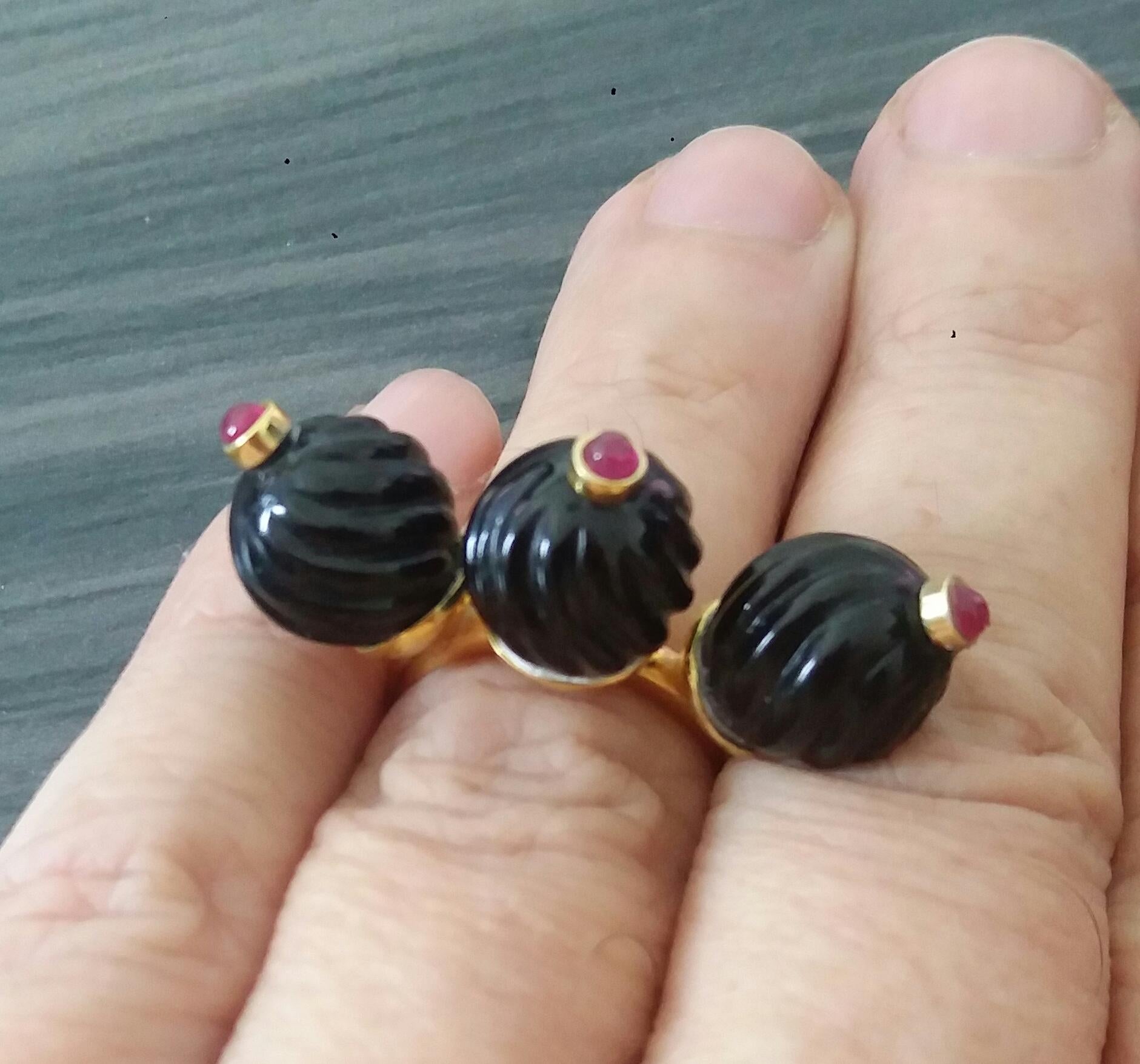 3 Round Carved Black Onyx Beads Ruby Round Cabs 14K Yellow Gold Cocktail Ring For Sale 9