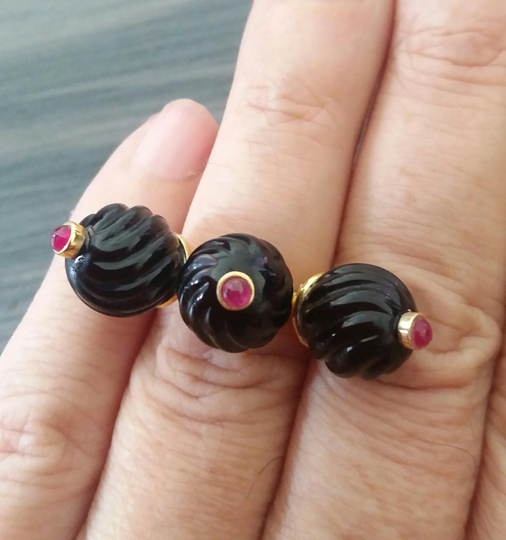 3 Round Carved Black Onyx Beads Ruby Round Cabs 14K Yellow Gold Cocktail Ring For Sale 10