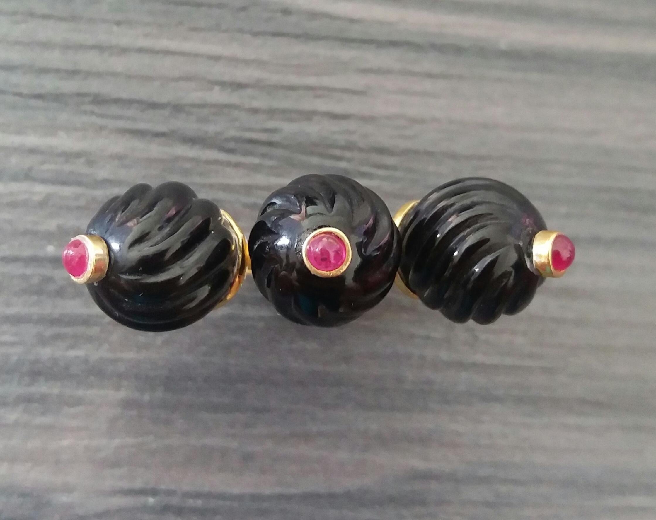 Taille ronde Bague cocktail en or jaune 14 carats avec 3 perles rondes sculptées en onyx noir et rubis en forme de cabas en vente