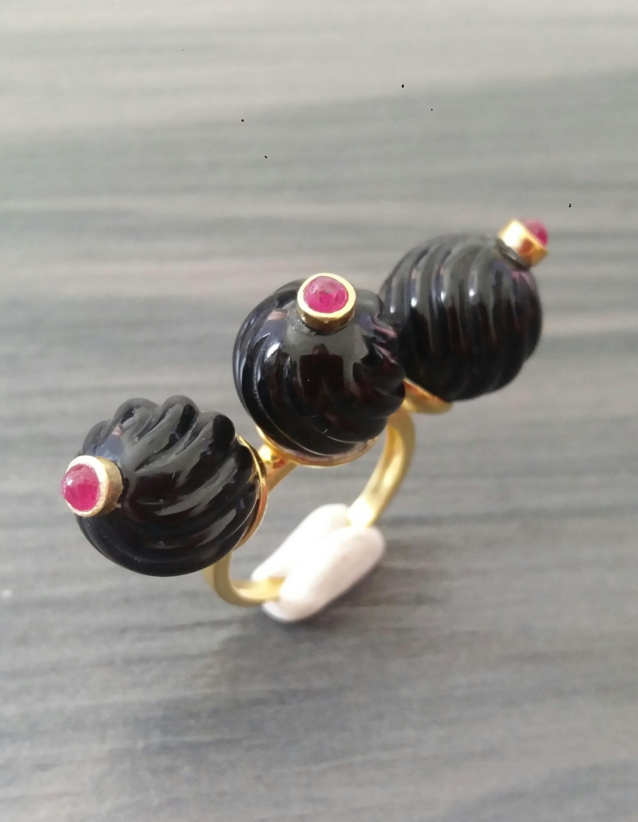 Artisan 3 Round Carved Black Onyx Beads Ruby Round Cabs 14K Yellow Gold Cocktail Ring For Sale