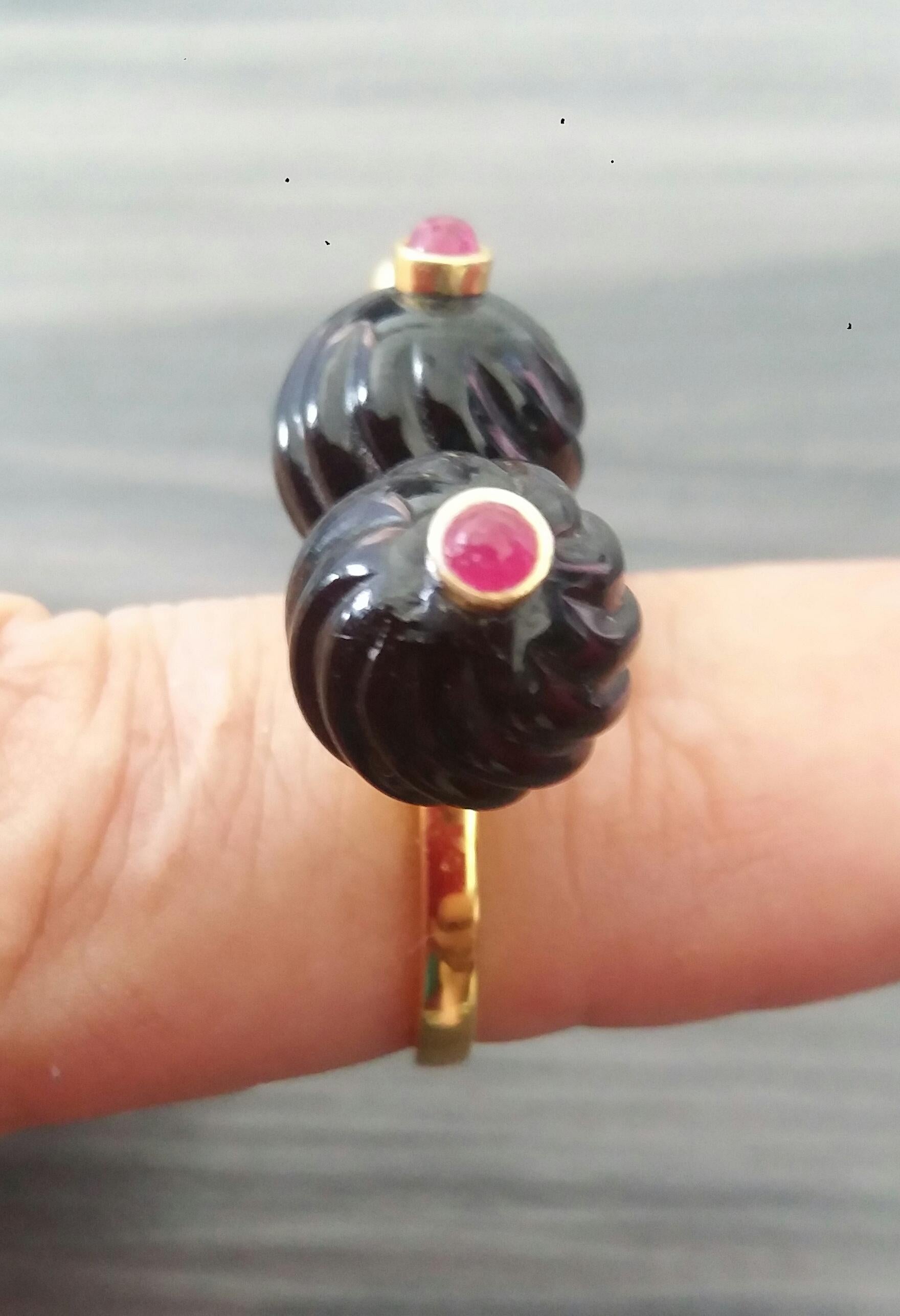 Round Cut 3 Round Carved Black Onyx Beads Ruby Round Cabs 14K Yellow Gold Cocktail Ring For Sale